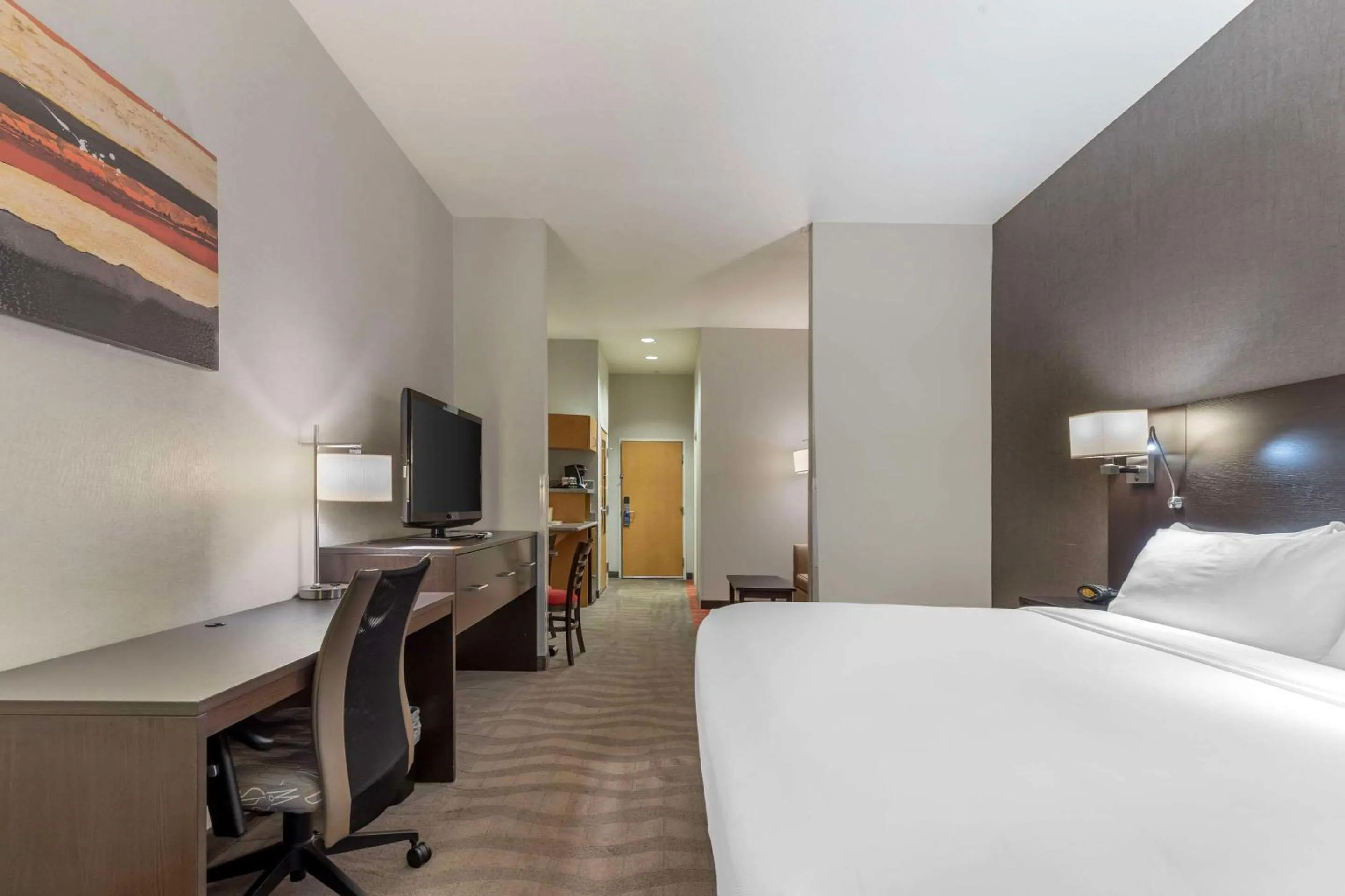 Bedroom, Bed in Comfort Suites