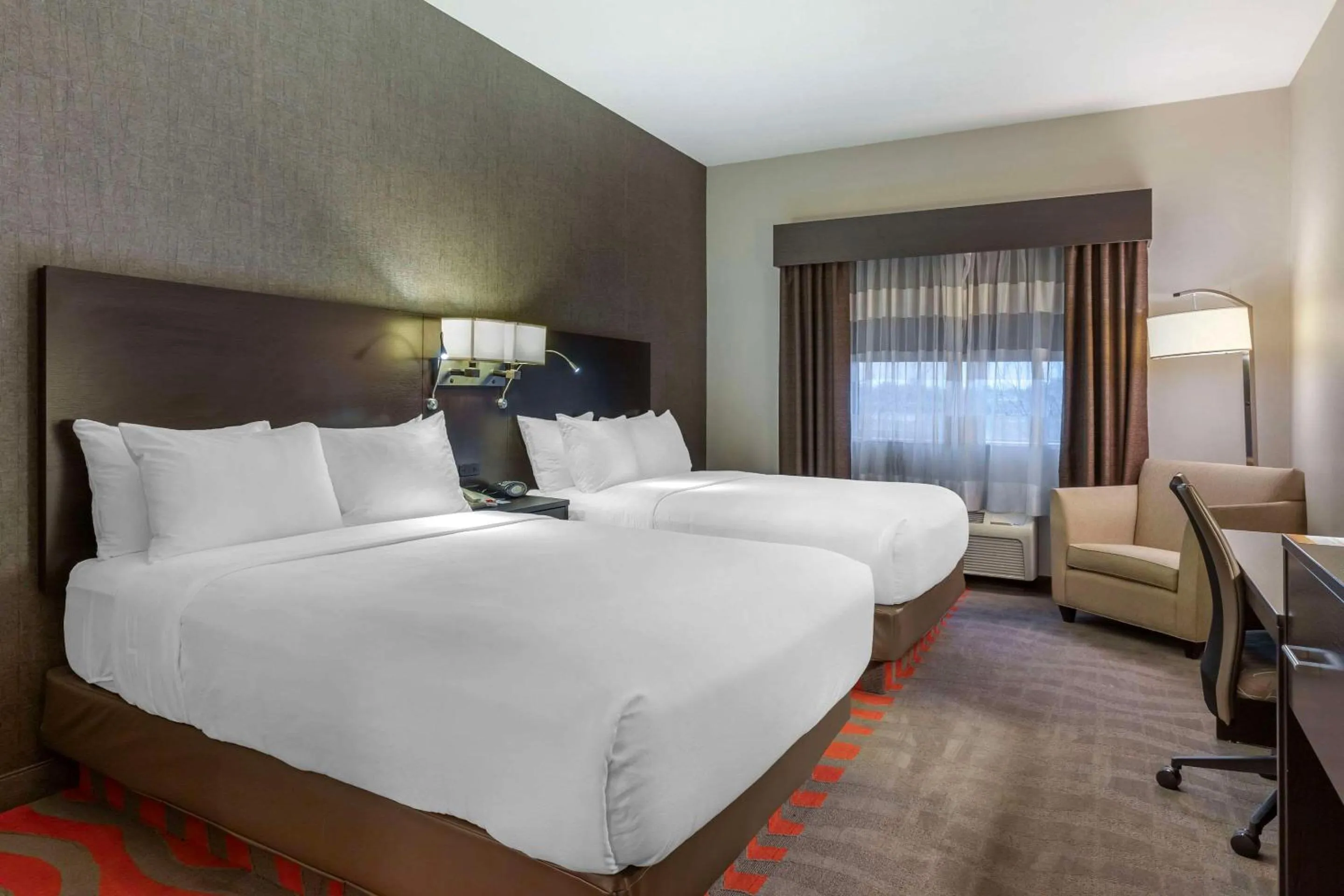 Bedroom, Bed in Comfort Suites