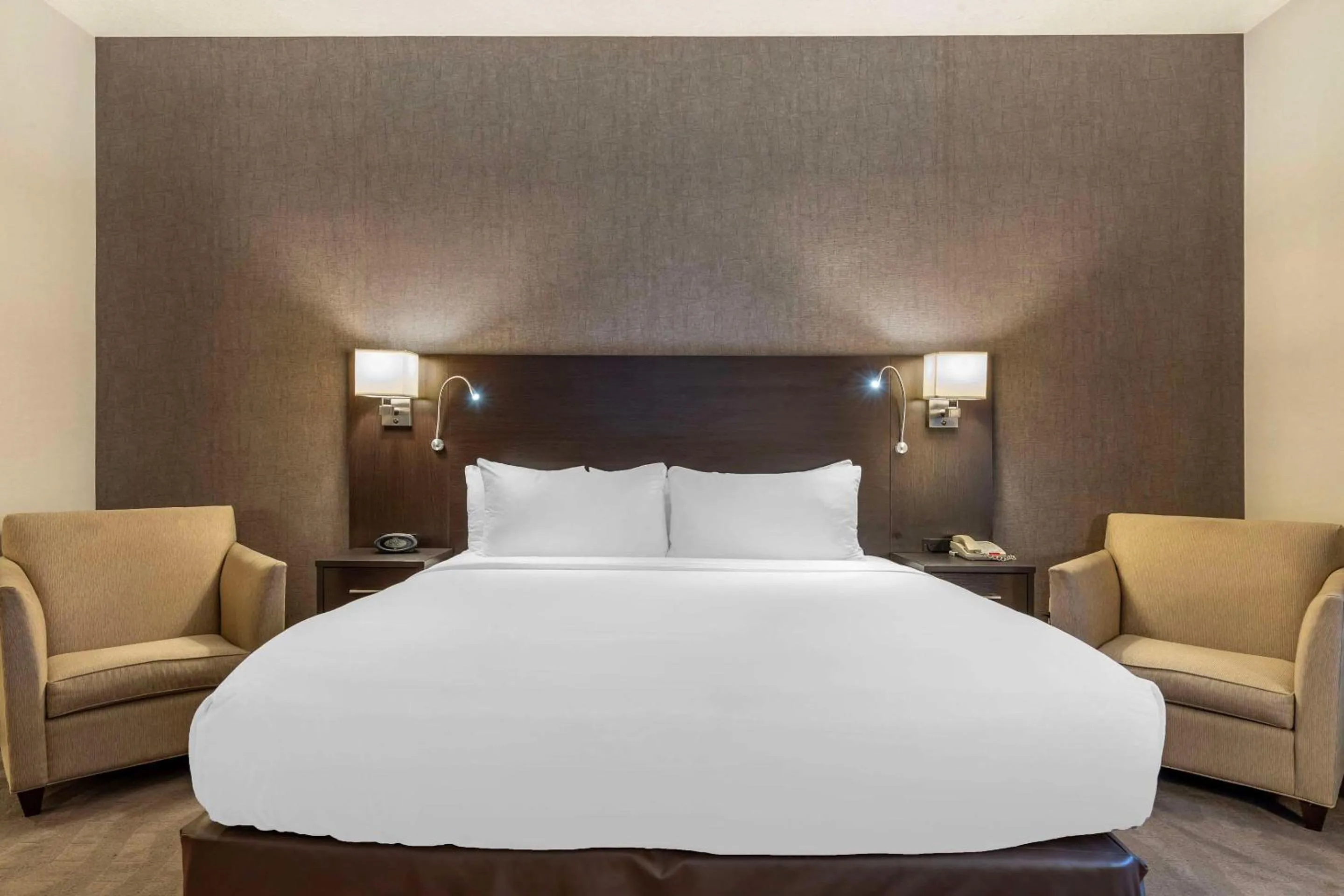 Bedroom, Bed in Comfort Suites