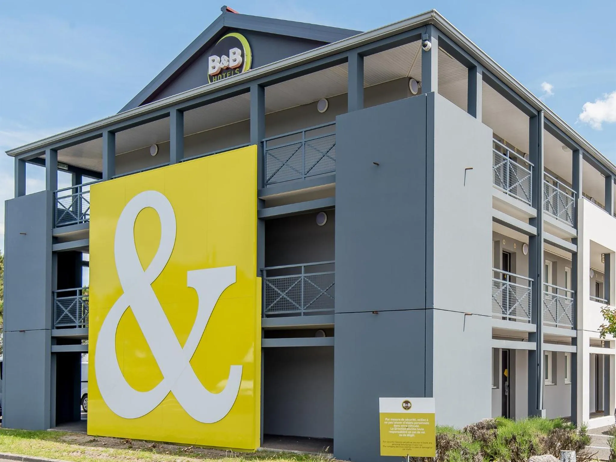 Facade/entrance in B&B HOTEL Agen