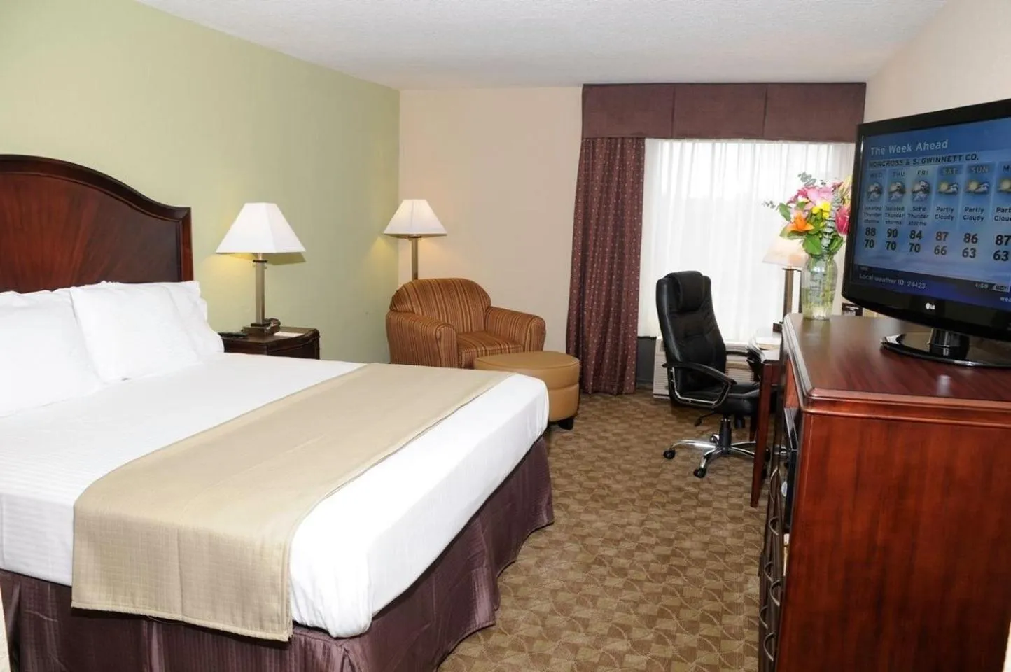 Photo of the whole room, Bed in Holiday Inn Express Peachtree Corners-Norcross by IHG