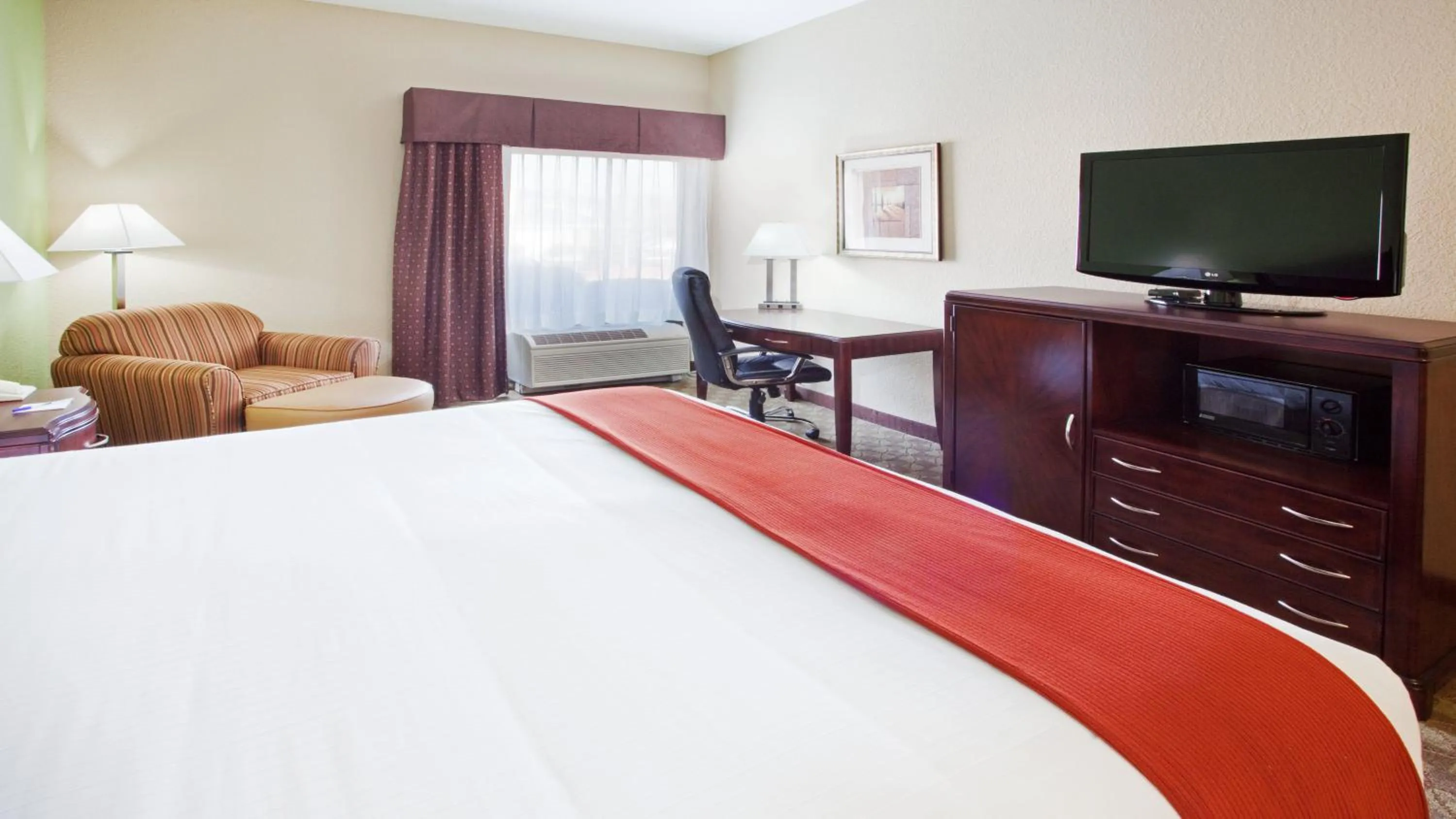 Photo of the whole room, Bed in Holiday Inn Express Peachtree Corners-Norcross by IHG