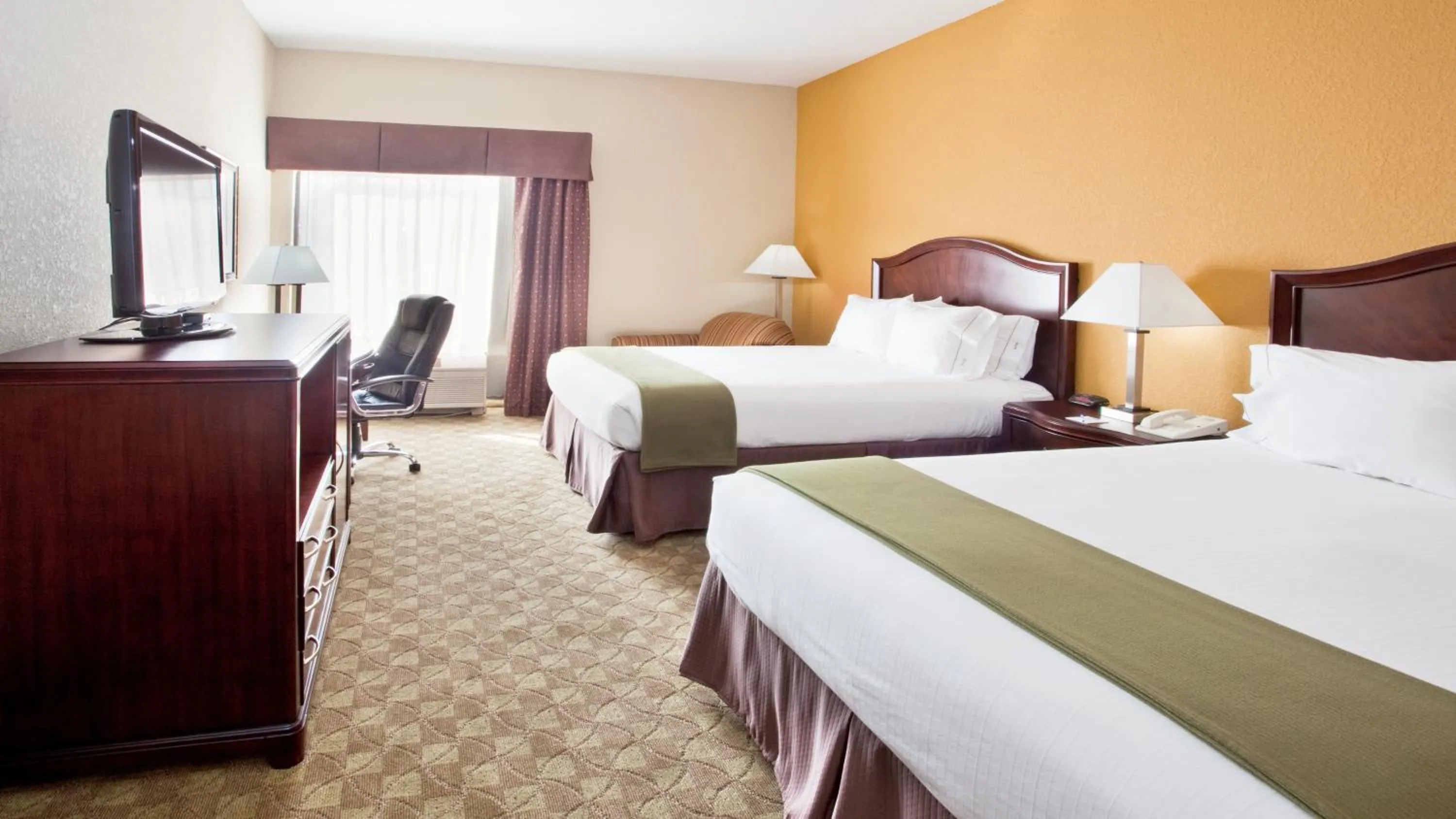Photo of the whole room, Bed in Holiday Inn Express Peachtree Corners-Norcross by IHG