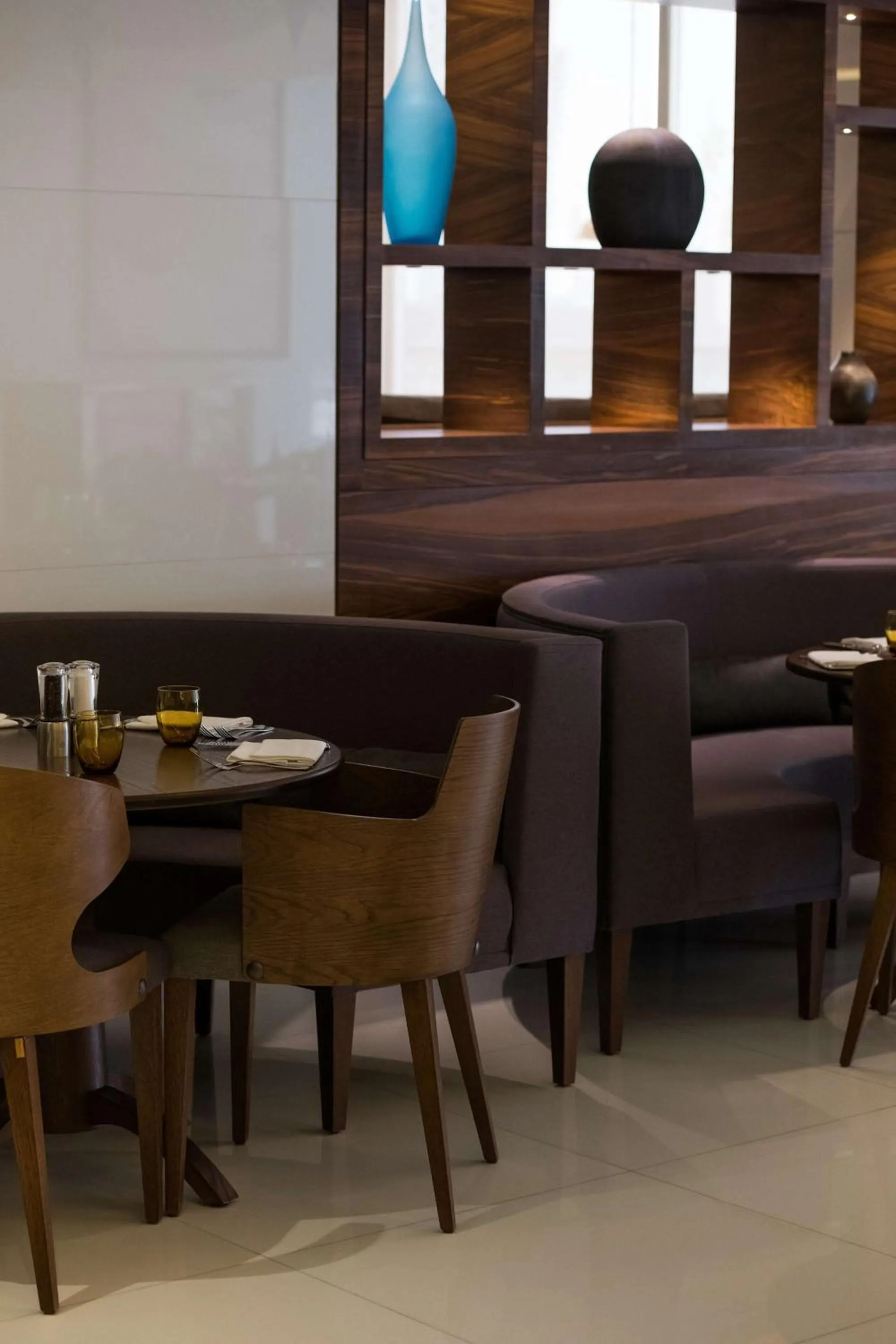 Lounge or bar in Radisson Blu Hotel, Dubai Waterfront
