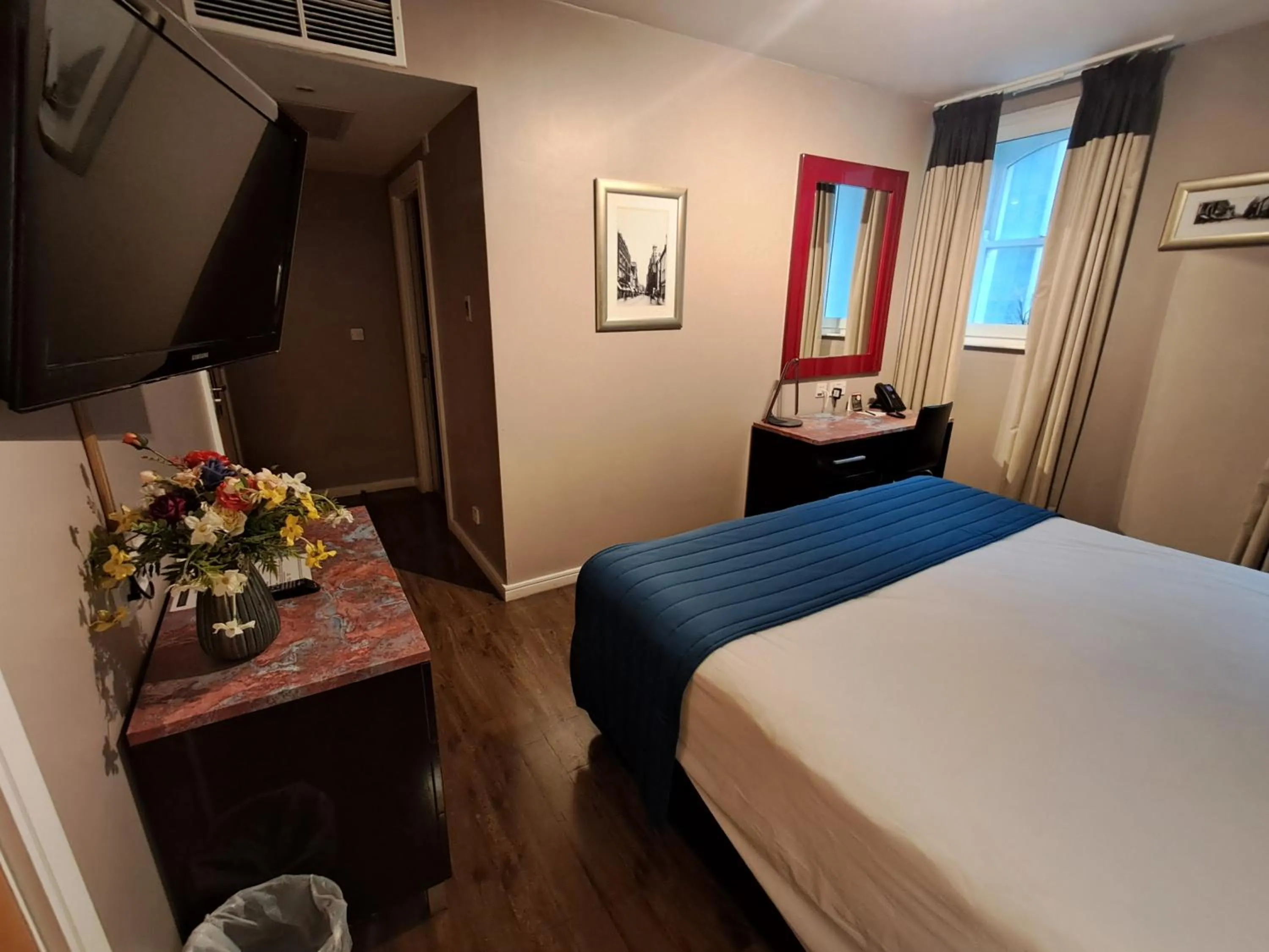 TV and multimedia, Bed in The Royal Hotel Cardiff