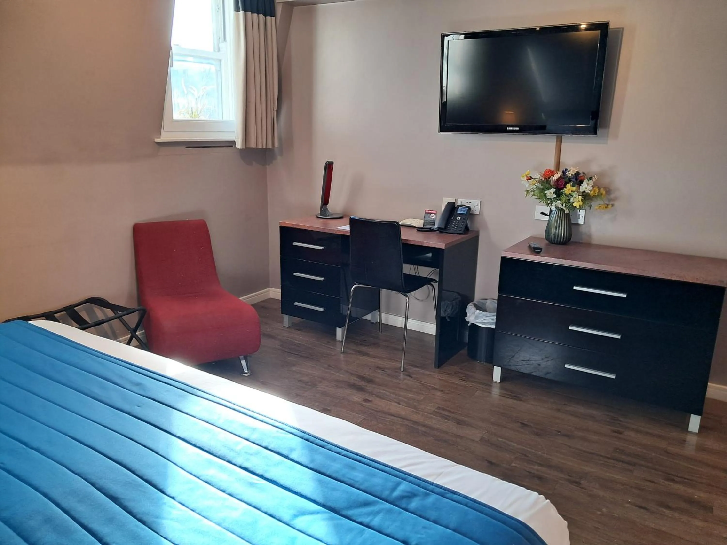 Bedroom, Bed in The Royal Hotel Cardiff