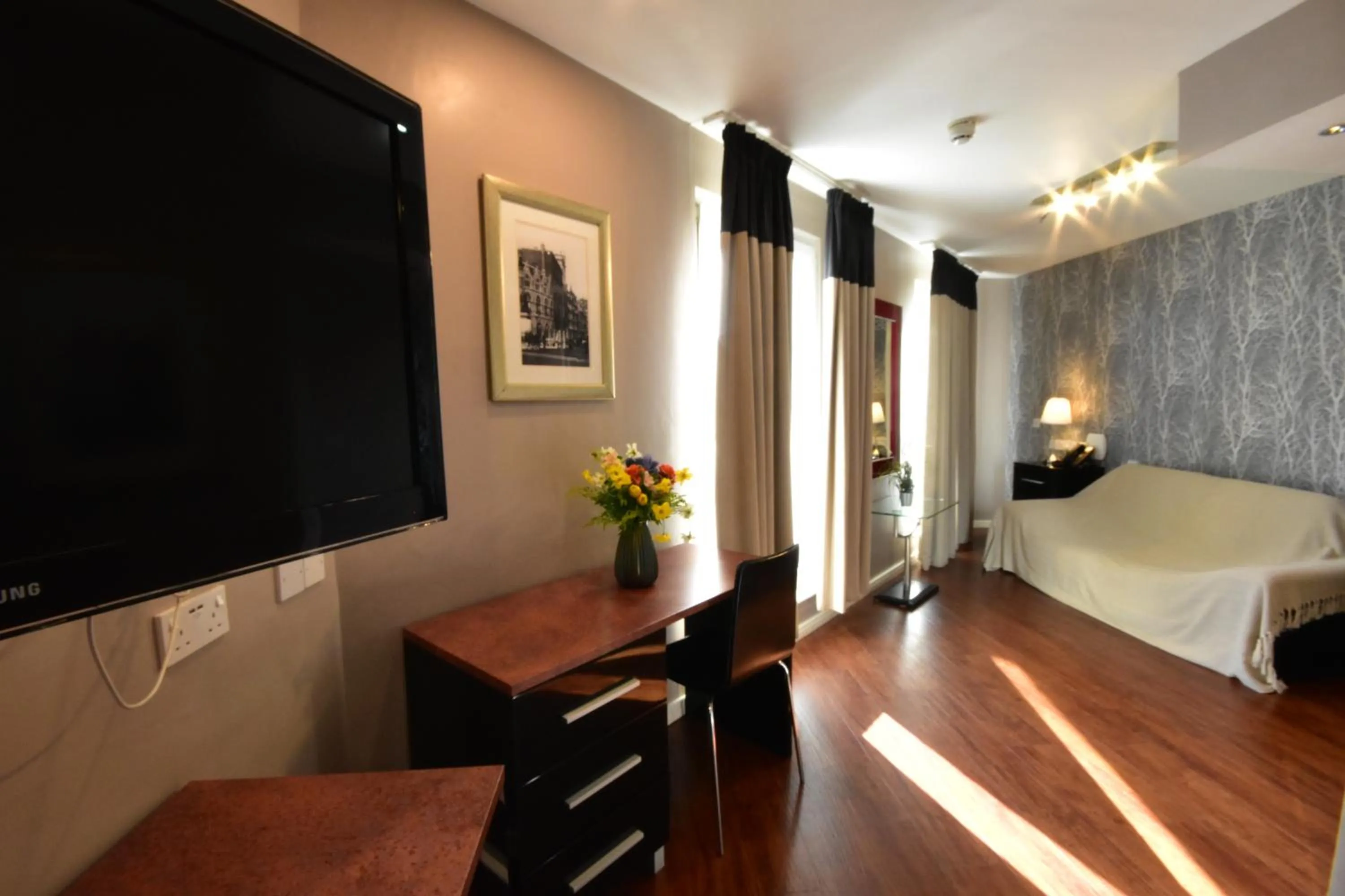 Bedroom, Bed in The Royal Hotel Cardiff