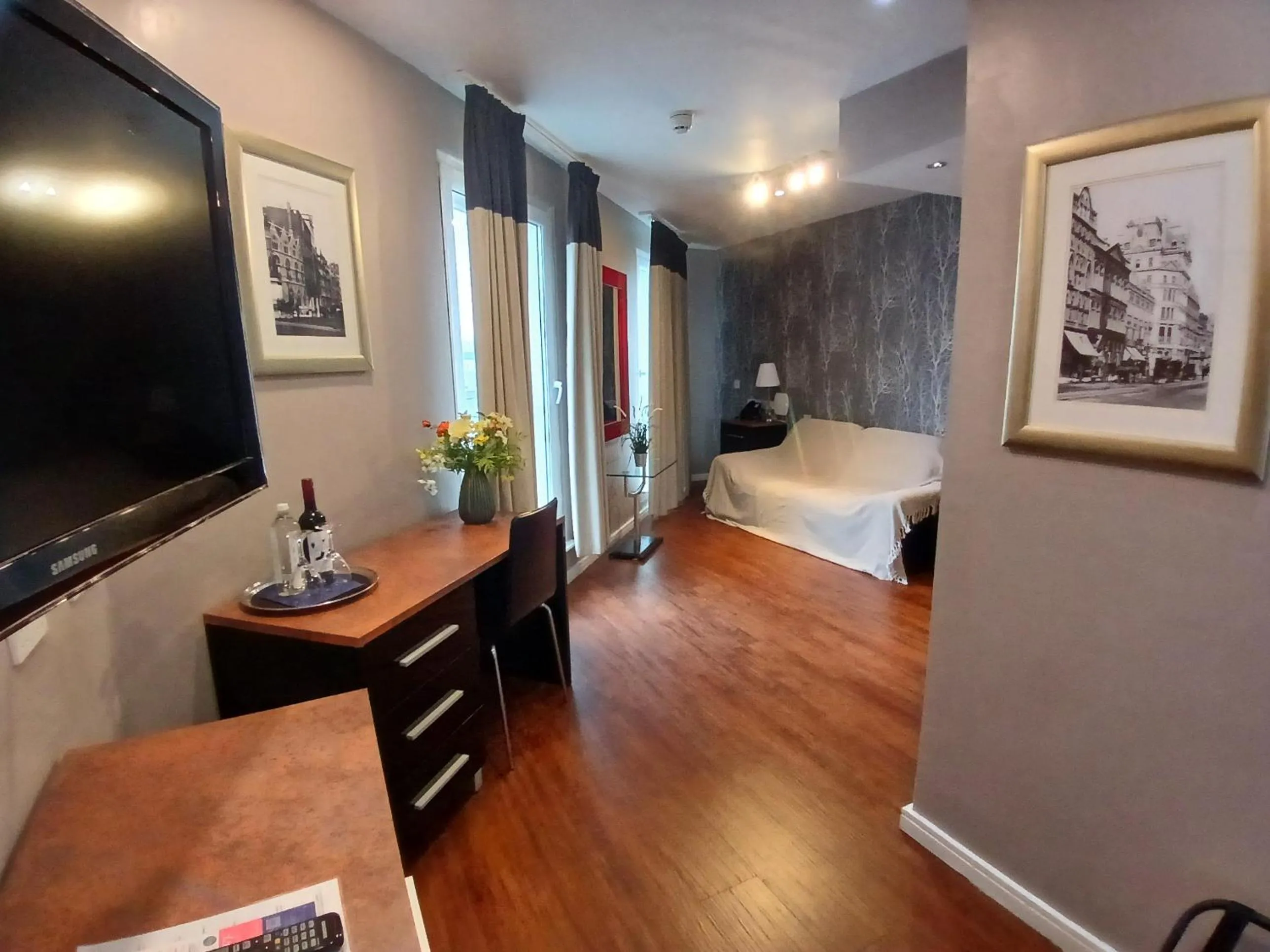 Seating area, Bed in The Royal Hotel Cardiff