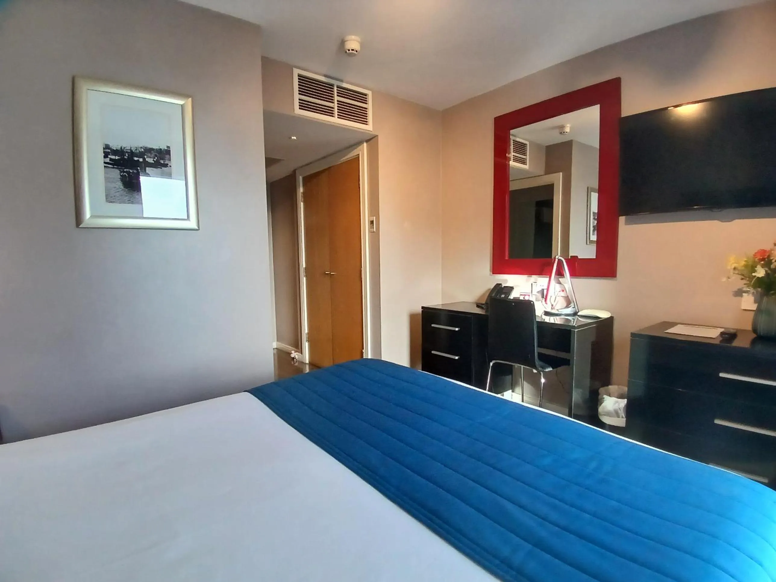 Bedroom, Bed in The Royal Hotel Cardiff