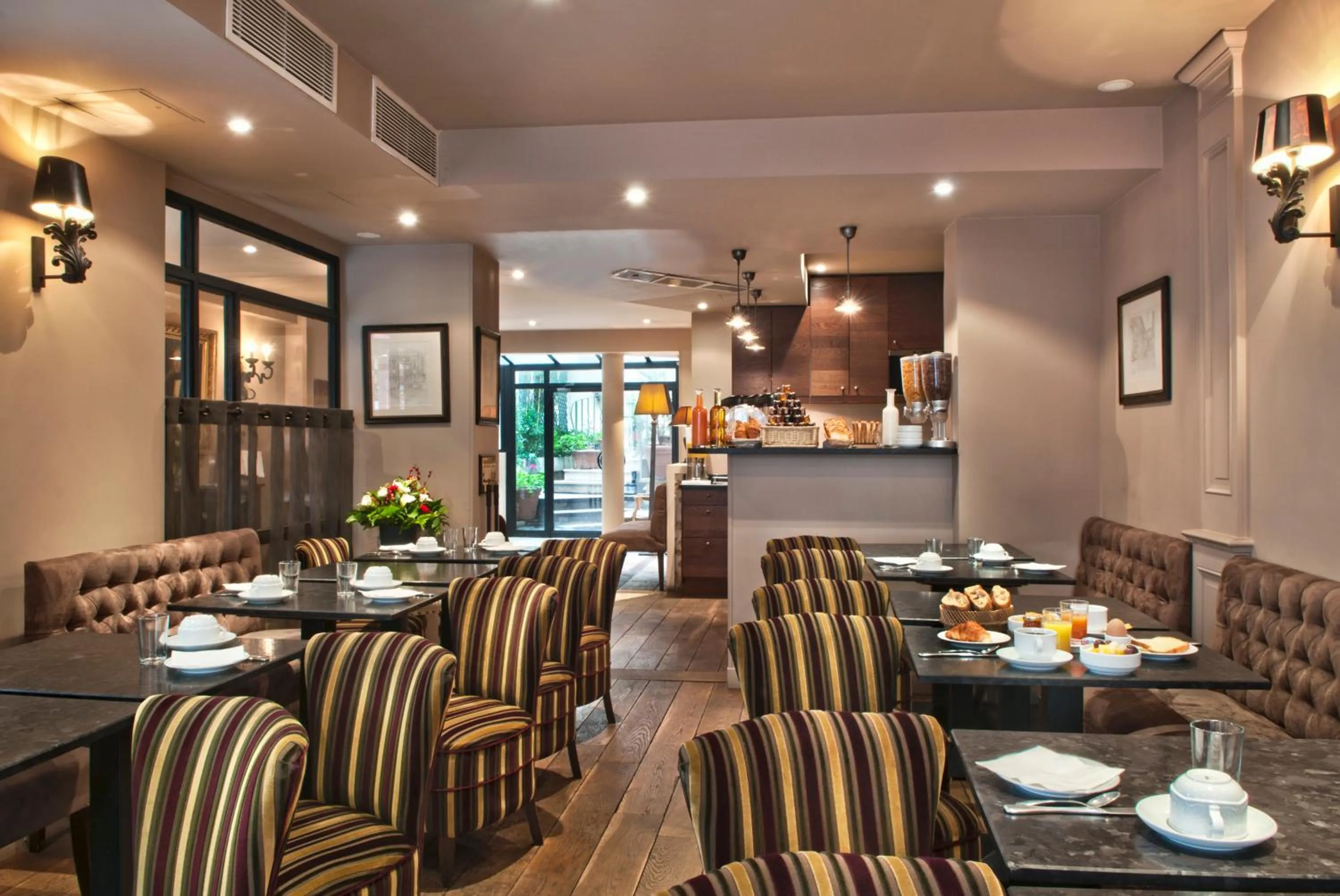 Restaurant/places to eat in Hotel Albe Bastille