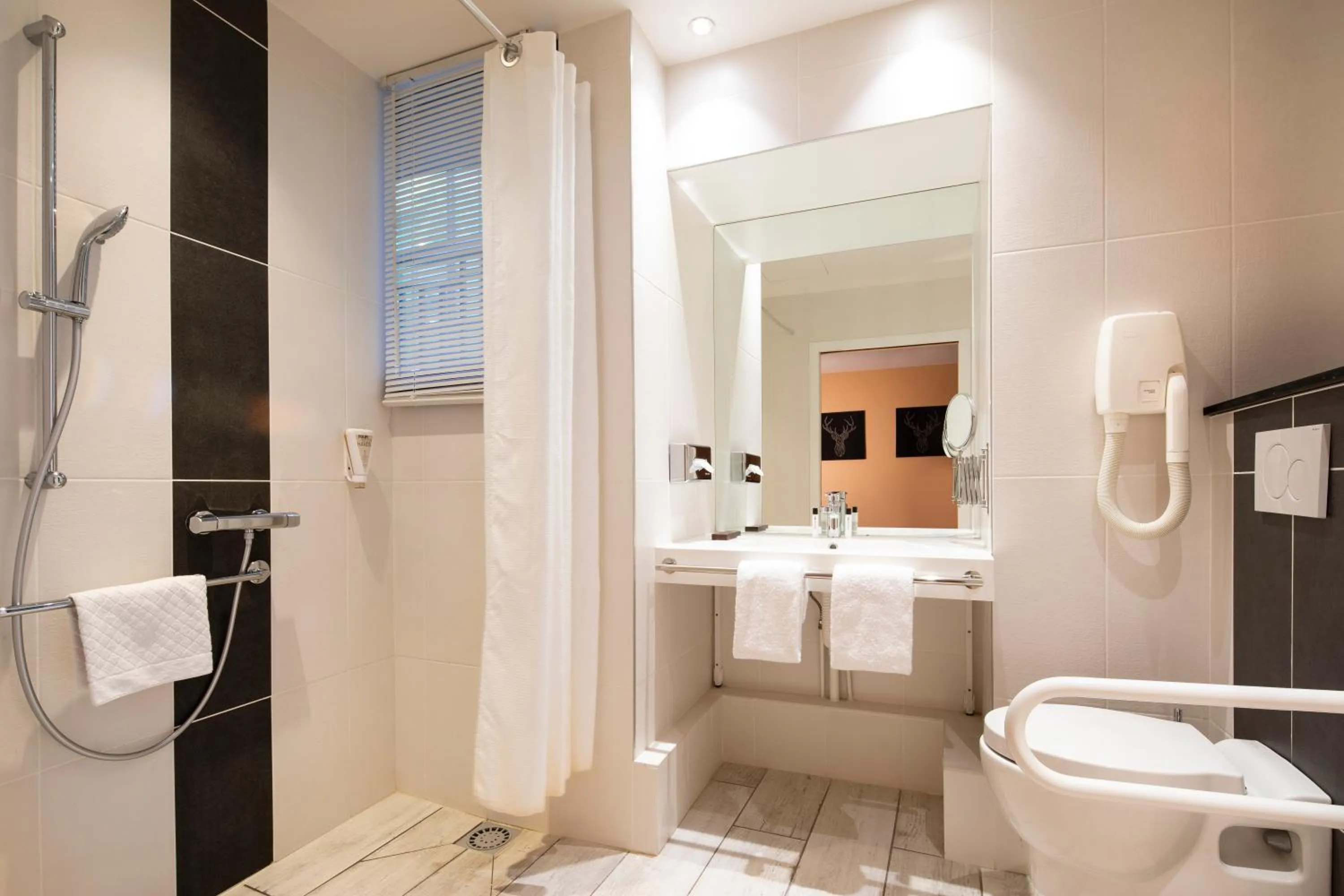 Shower in Paris Bastille