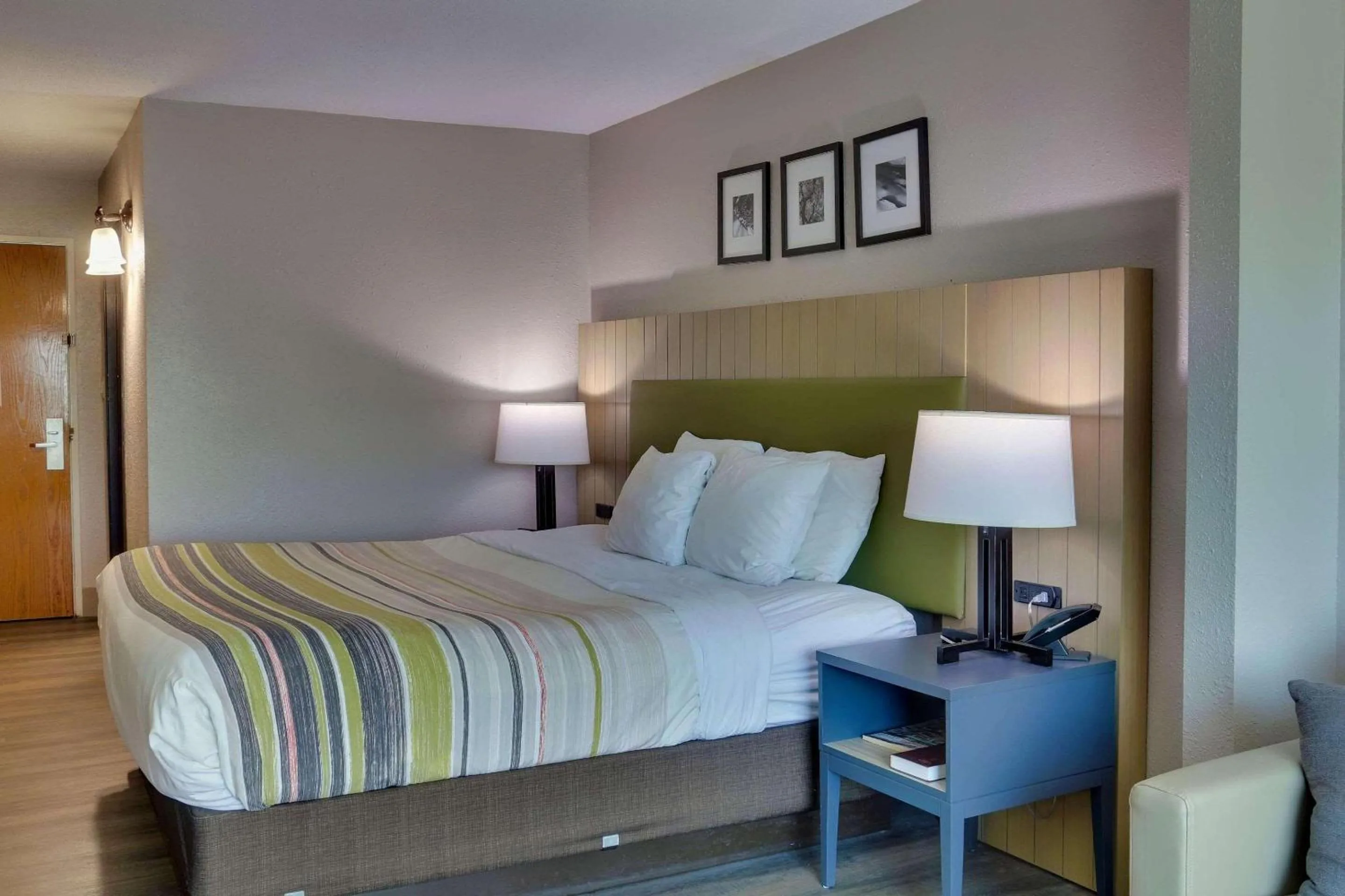 Bedroom, Bed in Country Inn & Suites by Radisson, Savannah Gateway, GA