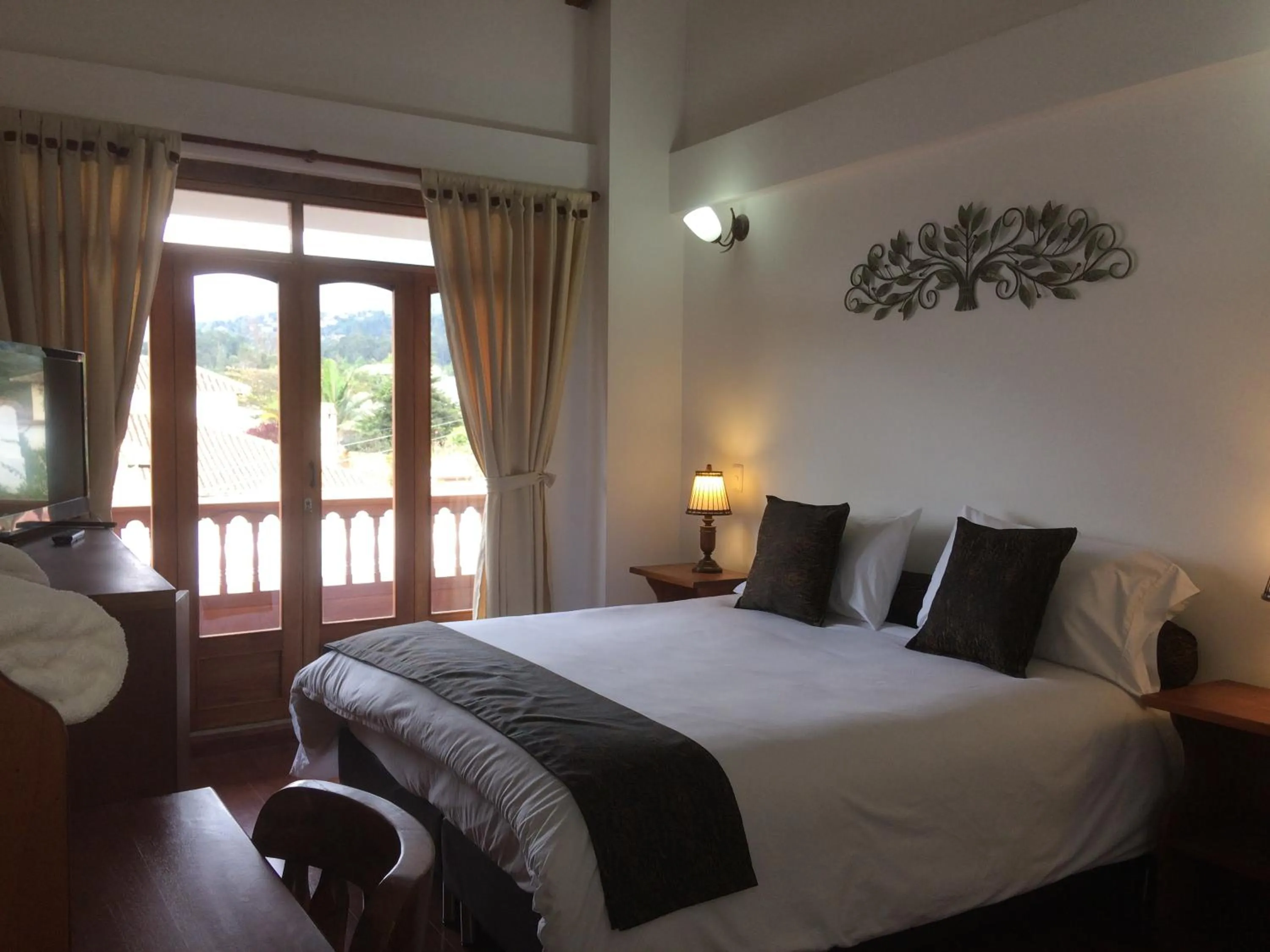 Bathroom, Bed in Hotel El Giro