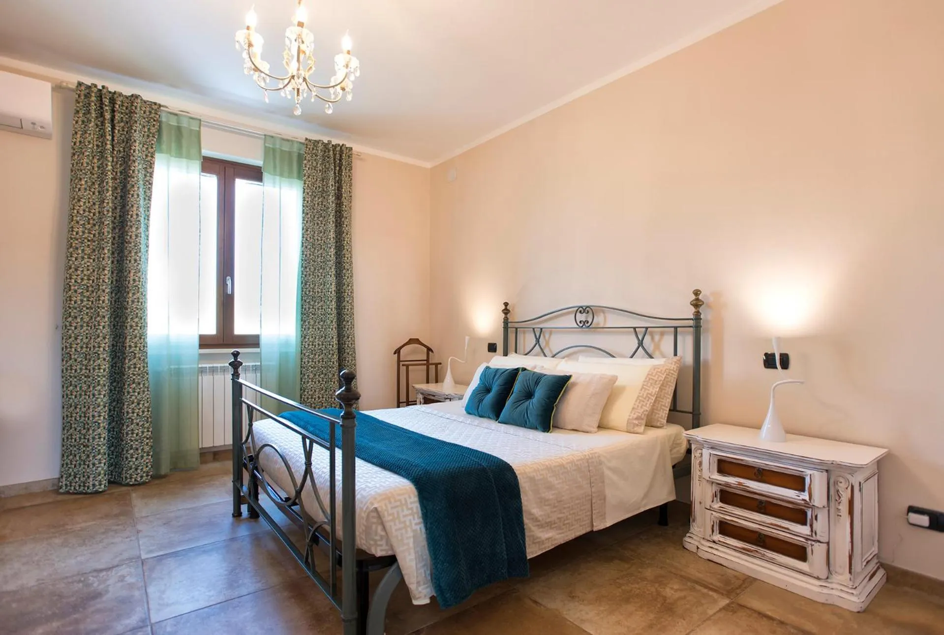 Bed in Villa Malvasio Pool and Jacuzzi Room Sassari