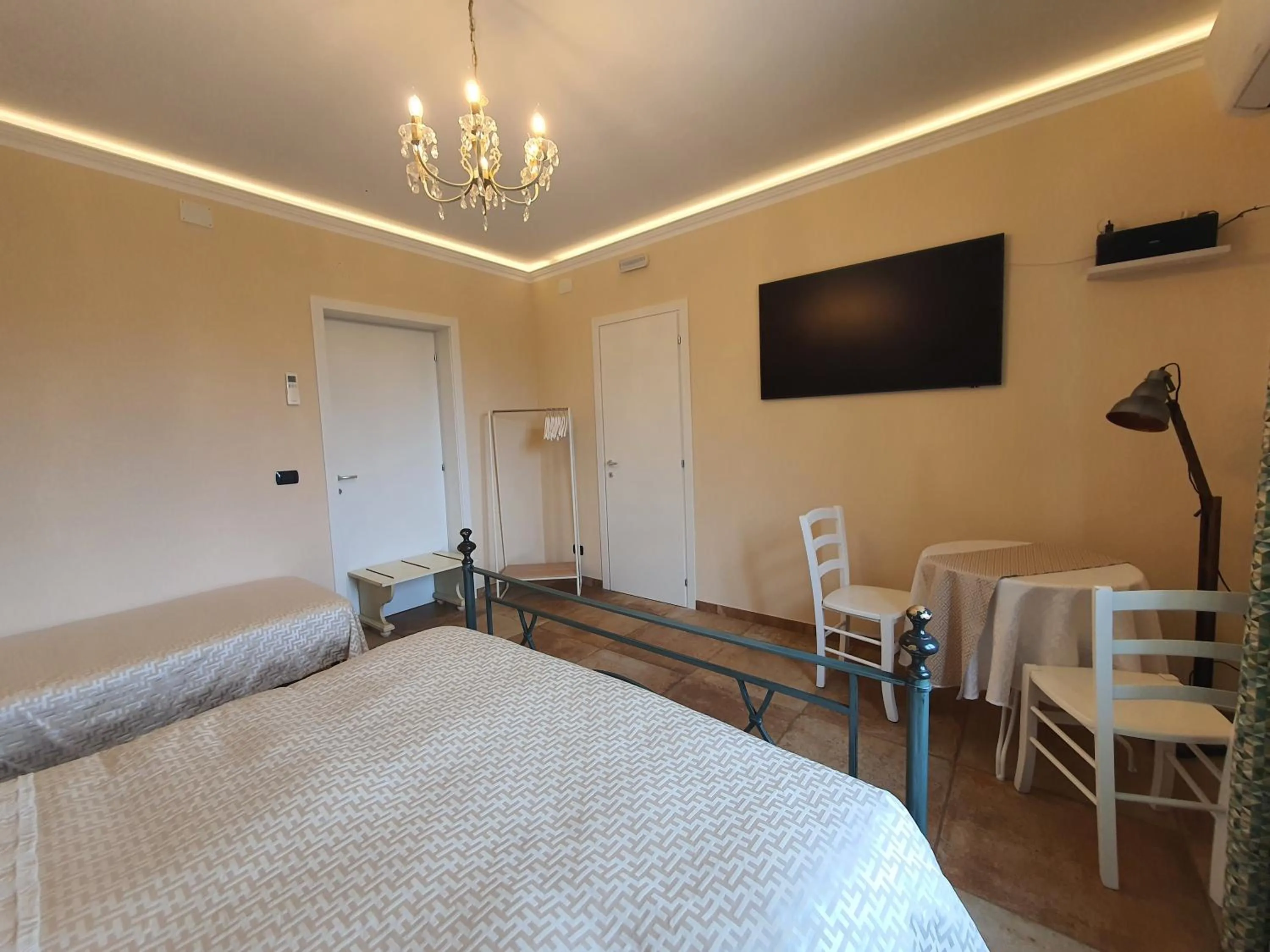TV and multimedia, Bed in Villa Malvasio Pool and Jacuzzi Room Sassari