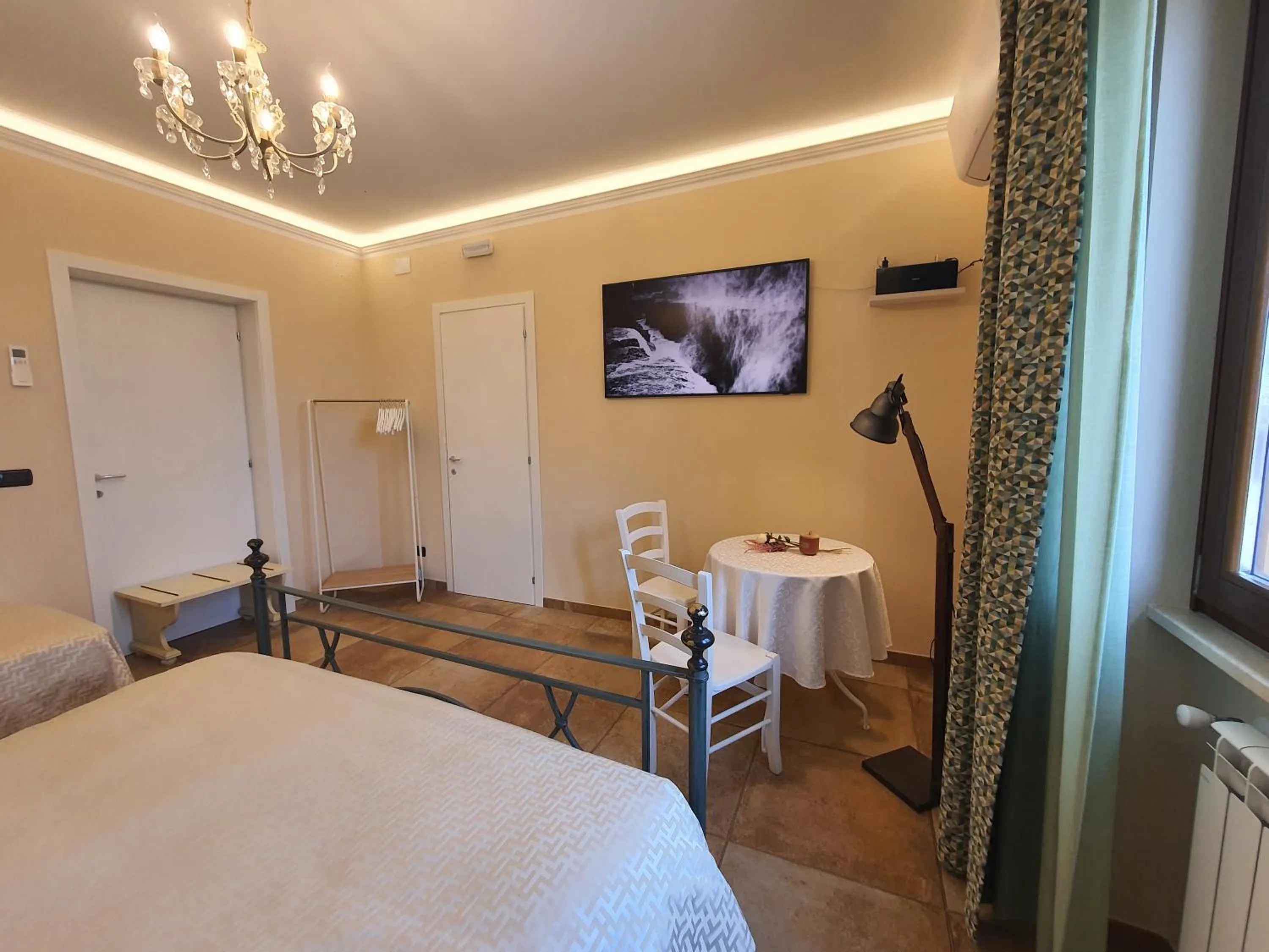 TV and multimedia, Bed in Villa Malvasio Pool and Jacuzzi Room Sassari