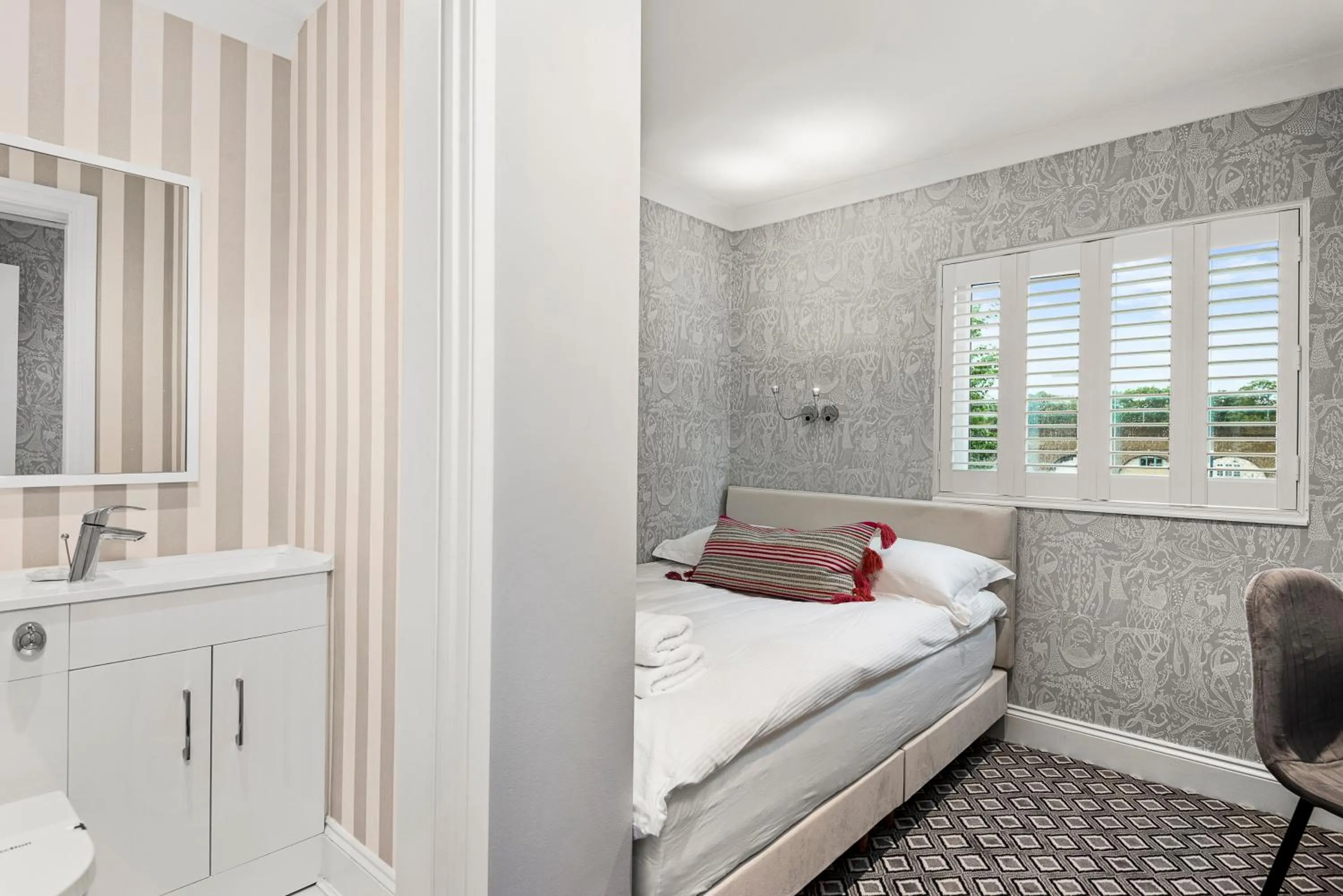 Bathroom, Bed in Windsorian Experience