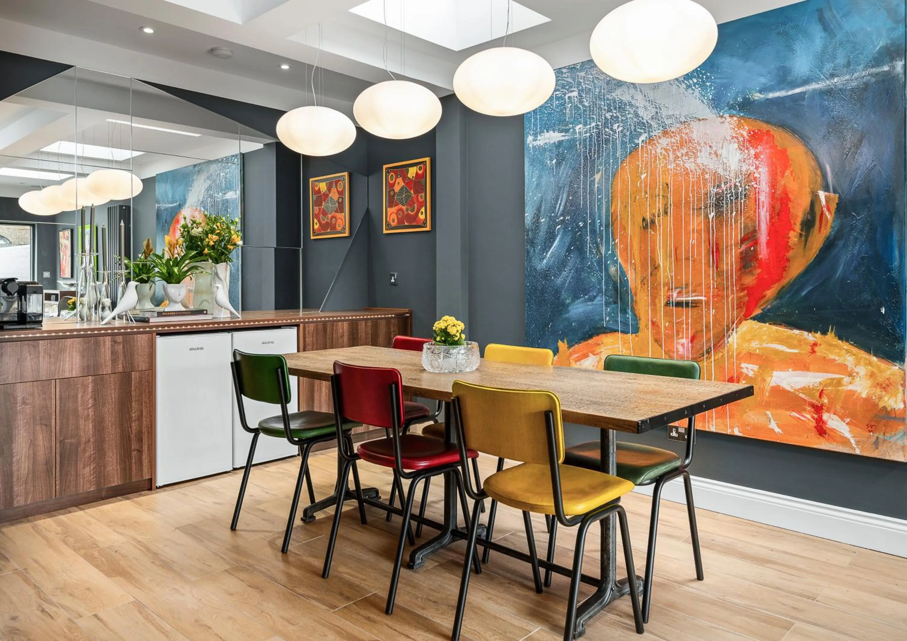 Communal lounge/ TV room in Windsorian Experience