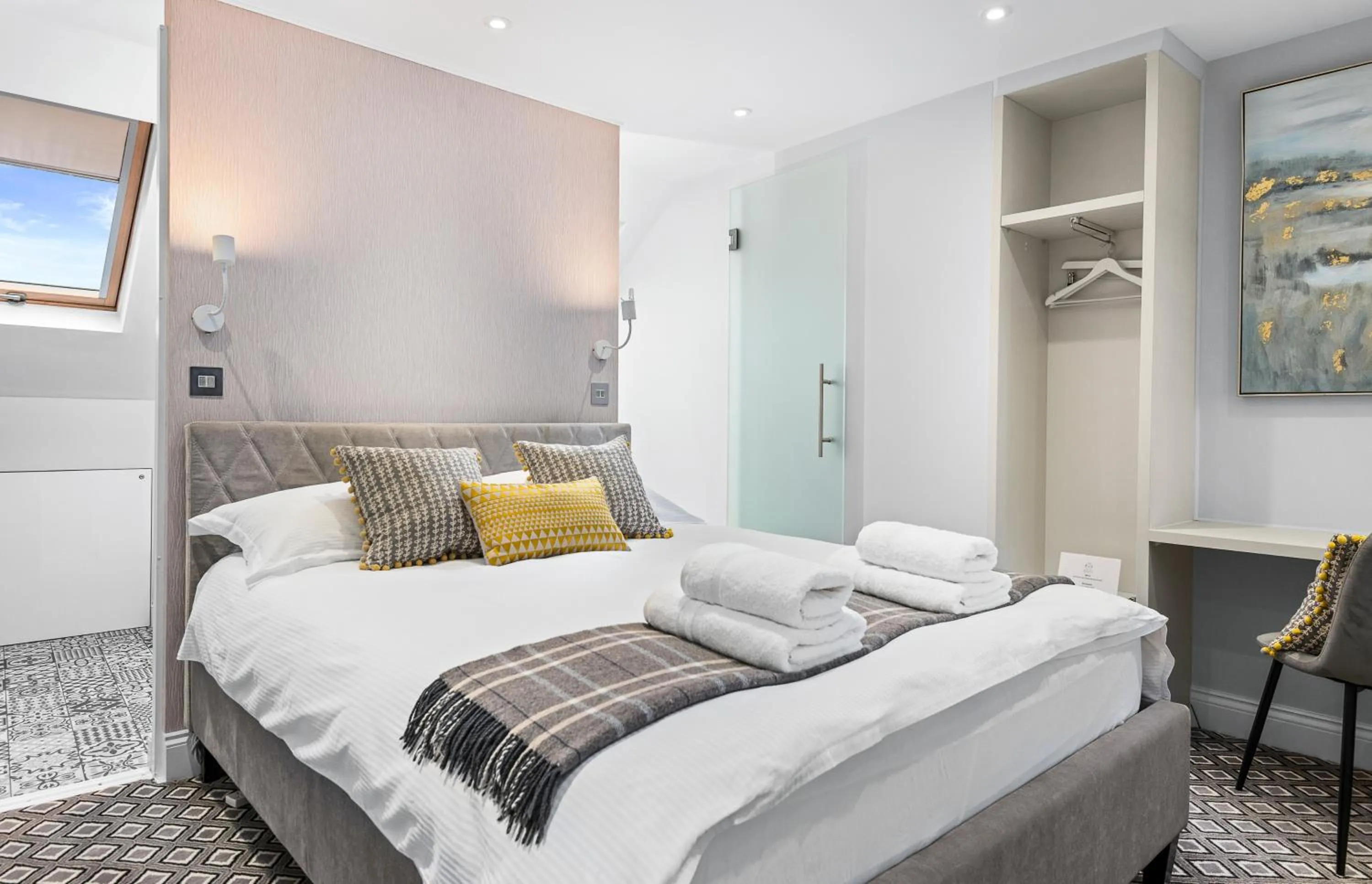 Bedroom, Bed in Windsorian Experience