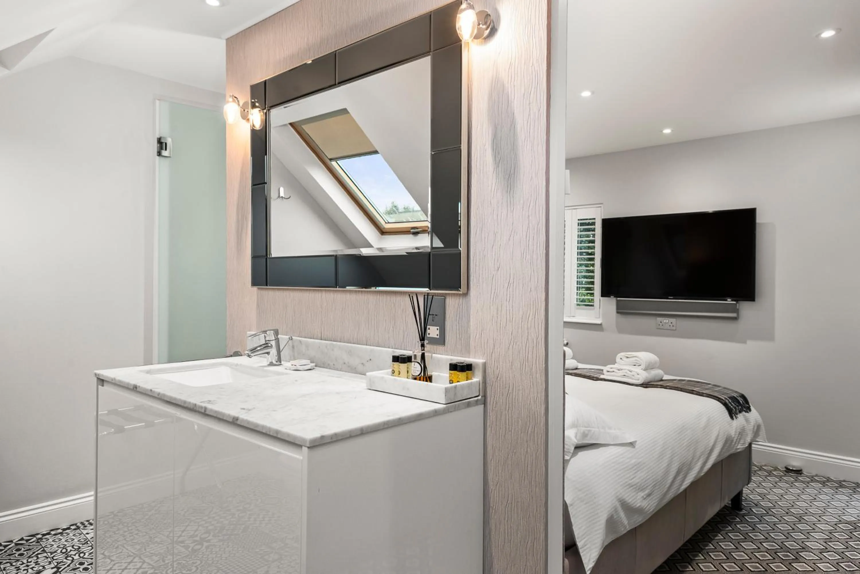 Bathroom, Bed in Windsorian Experience
