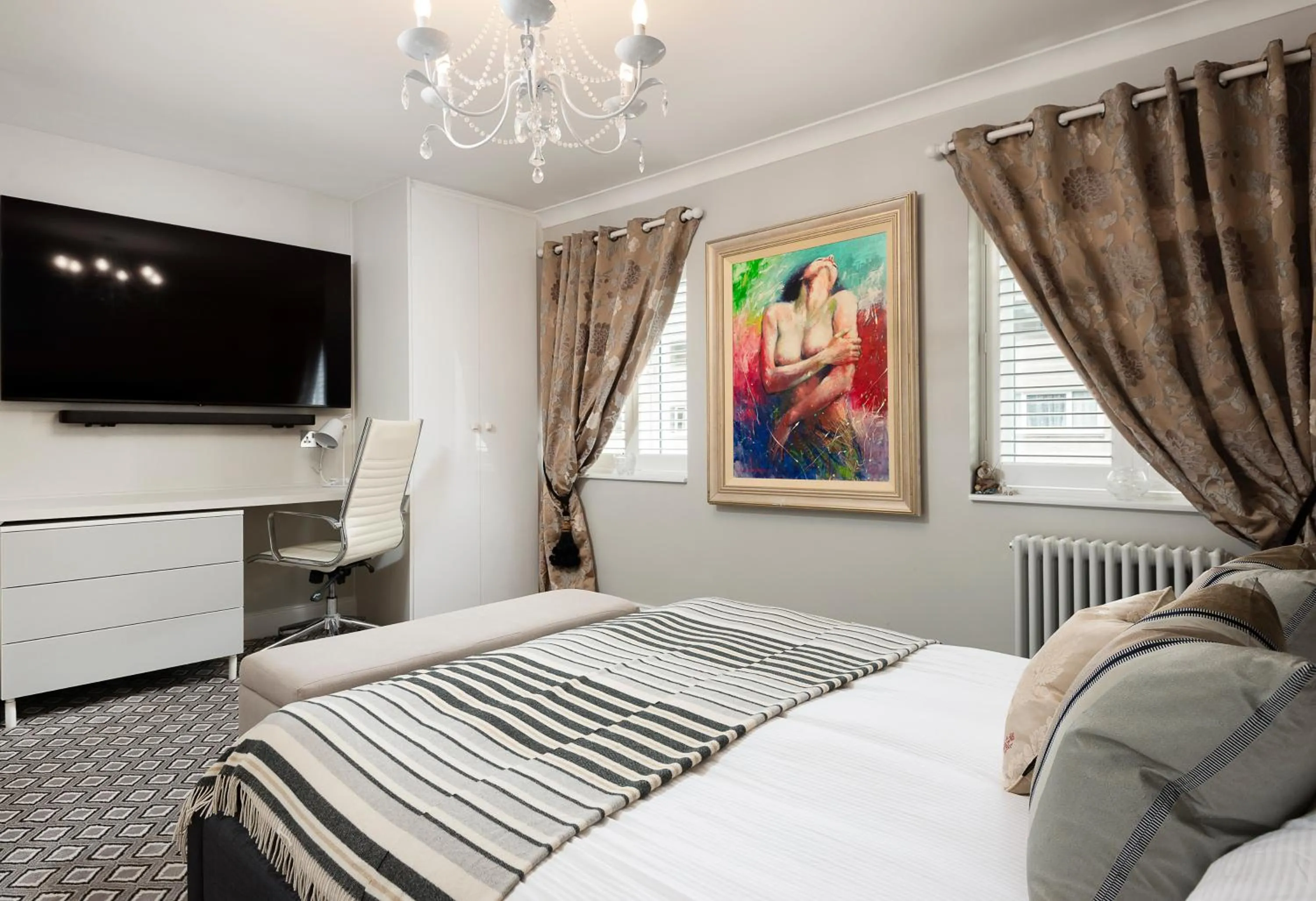 Bedroom, Bed in Windsorian Experience