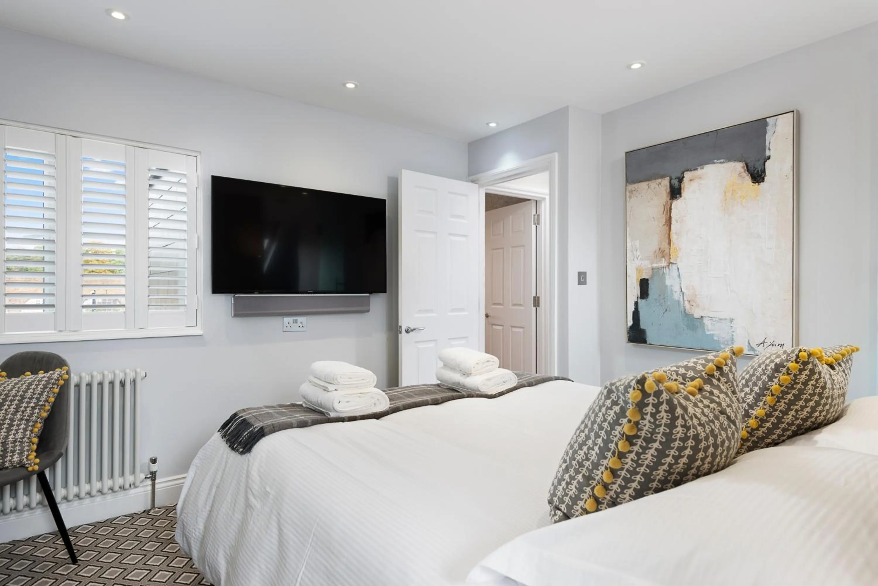 Bedroom, Bed in Windsorian Experience