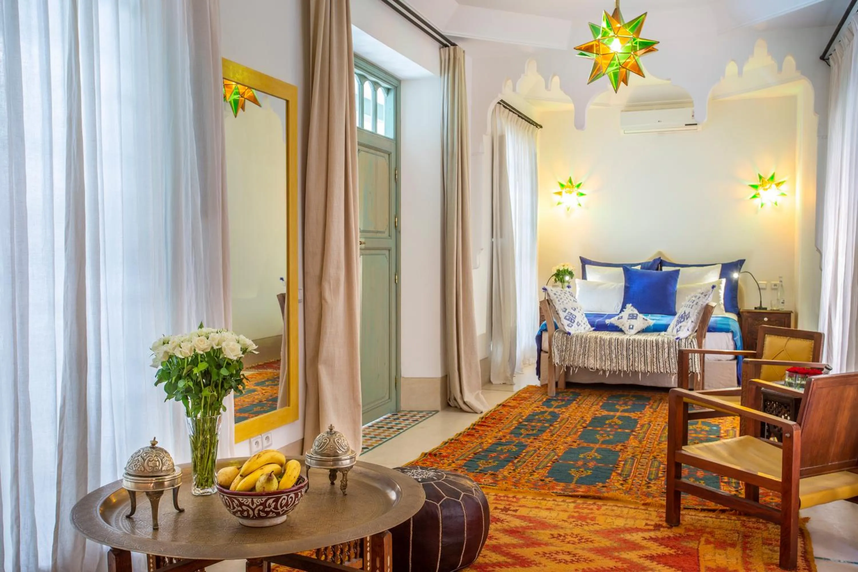 Living room, Bed in Riad Azahar