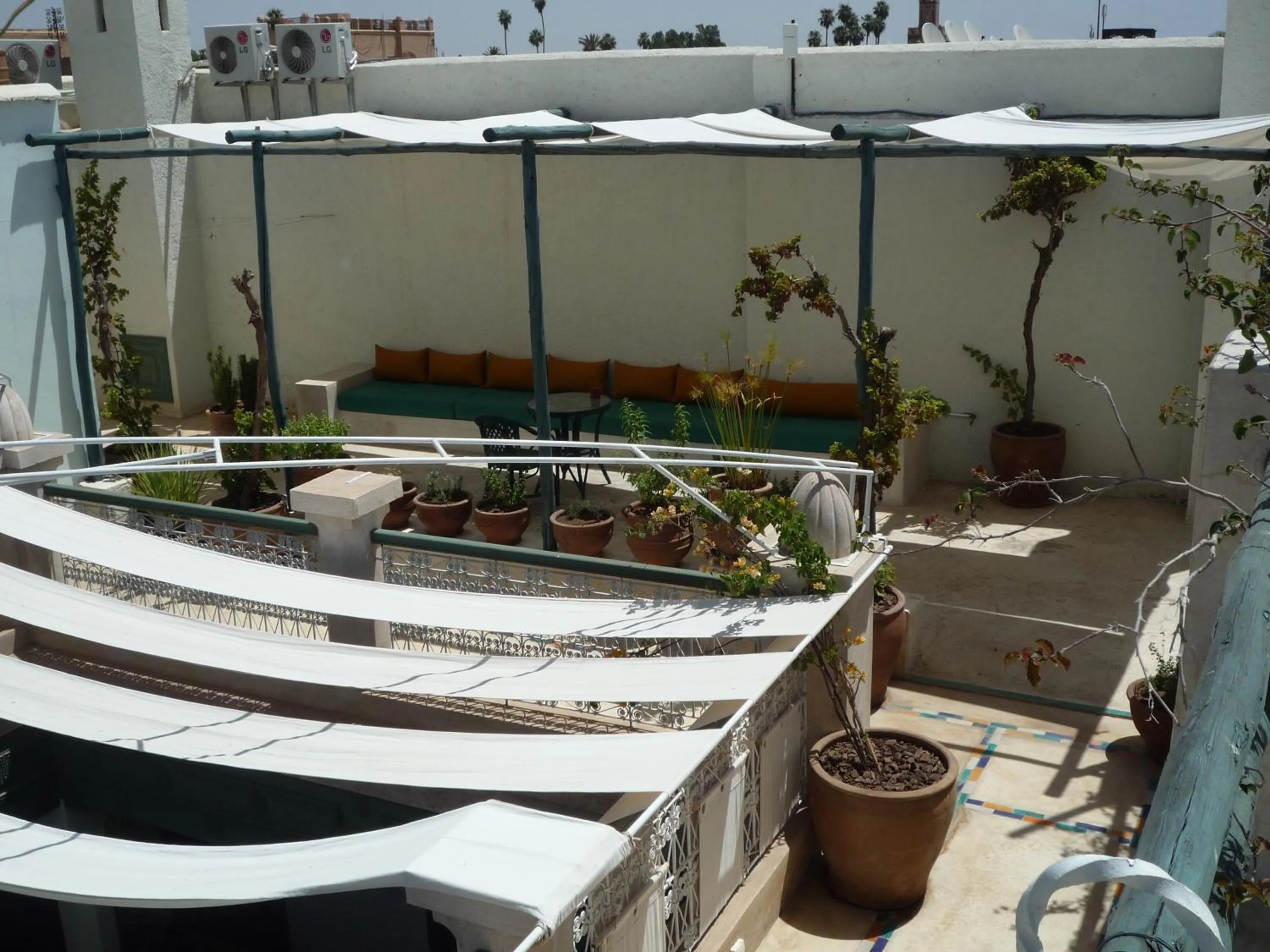 Restaurant/places to eat in Riad Azahar