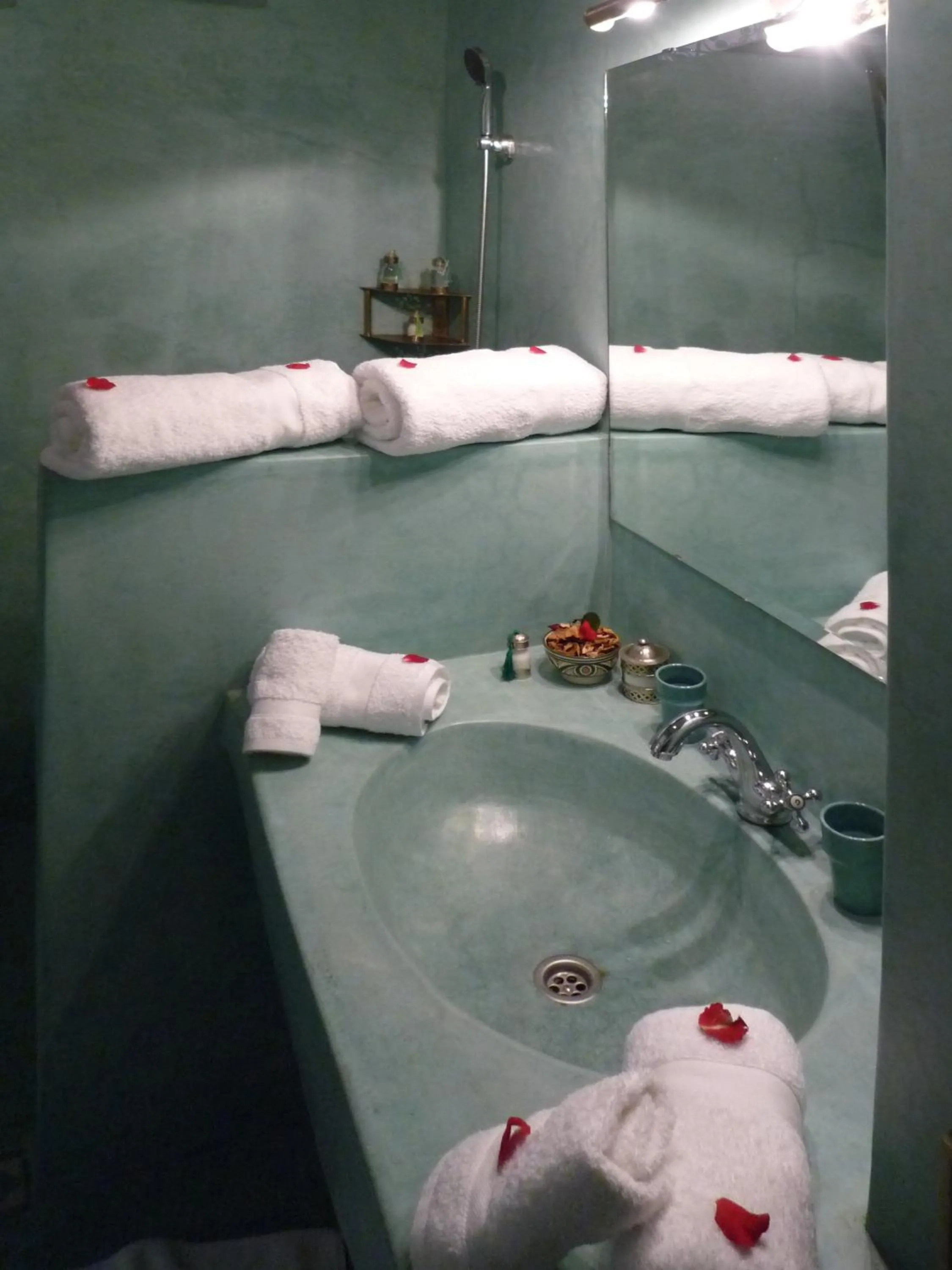 Shower in Riad Azahar