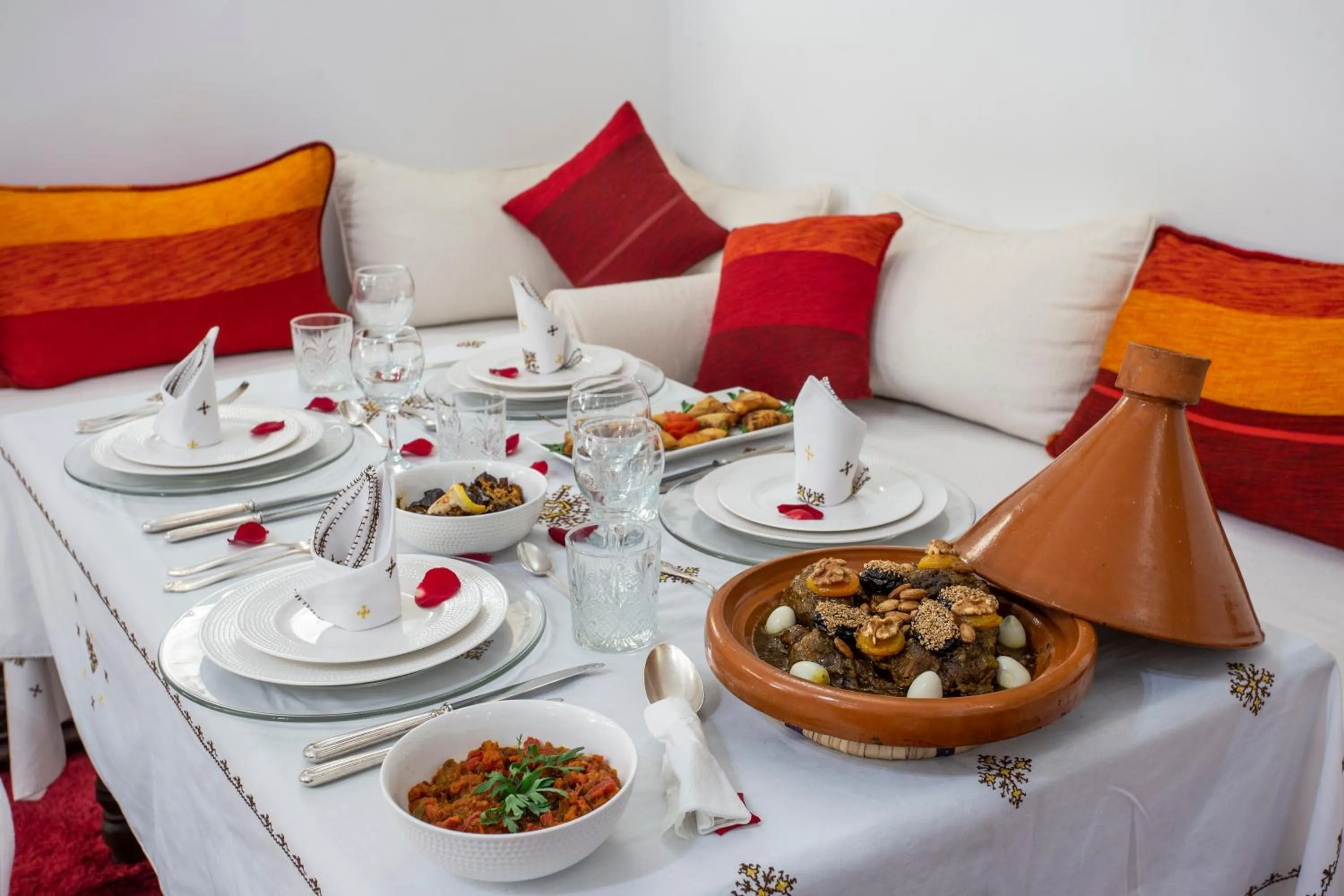 Restaurant/places to eat in Riad Azahar