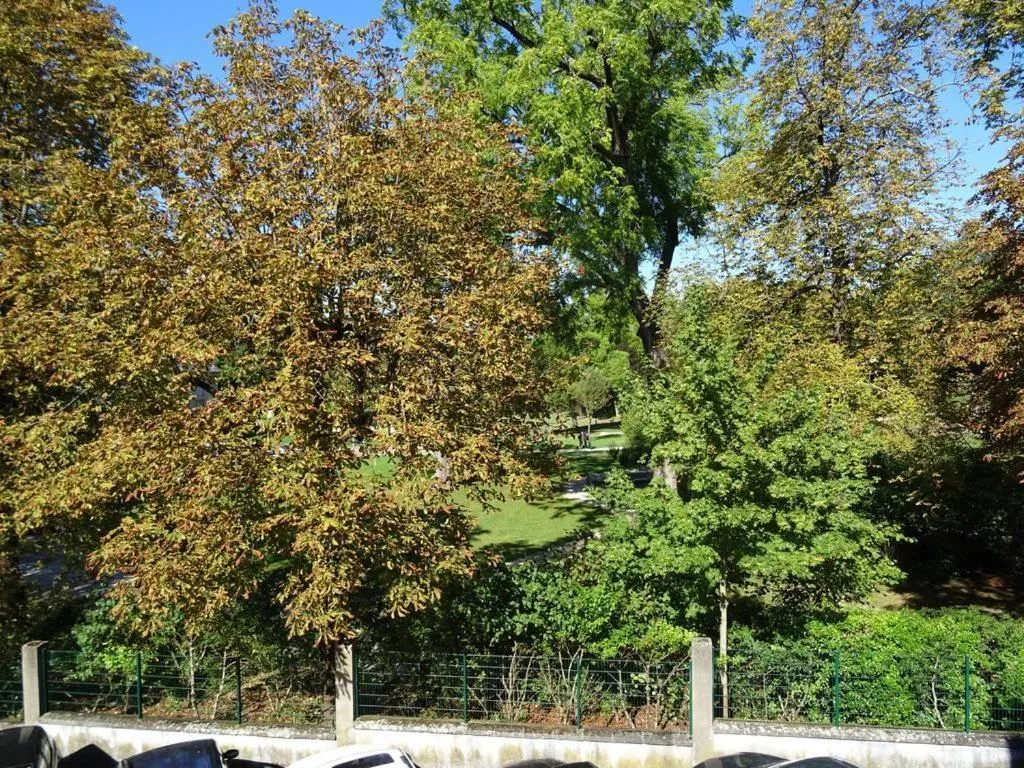 Other in Face Au Jardin