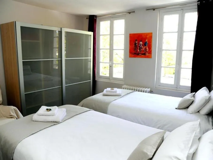 Bedroom, Bed in Face Au Jardin