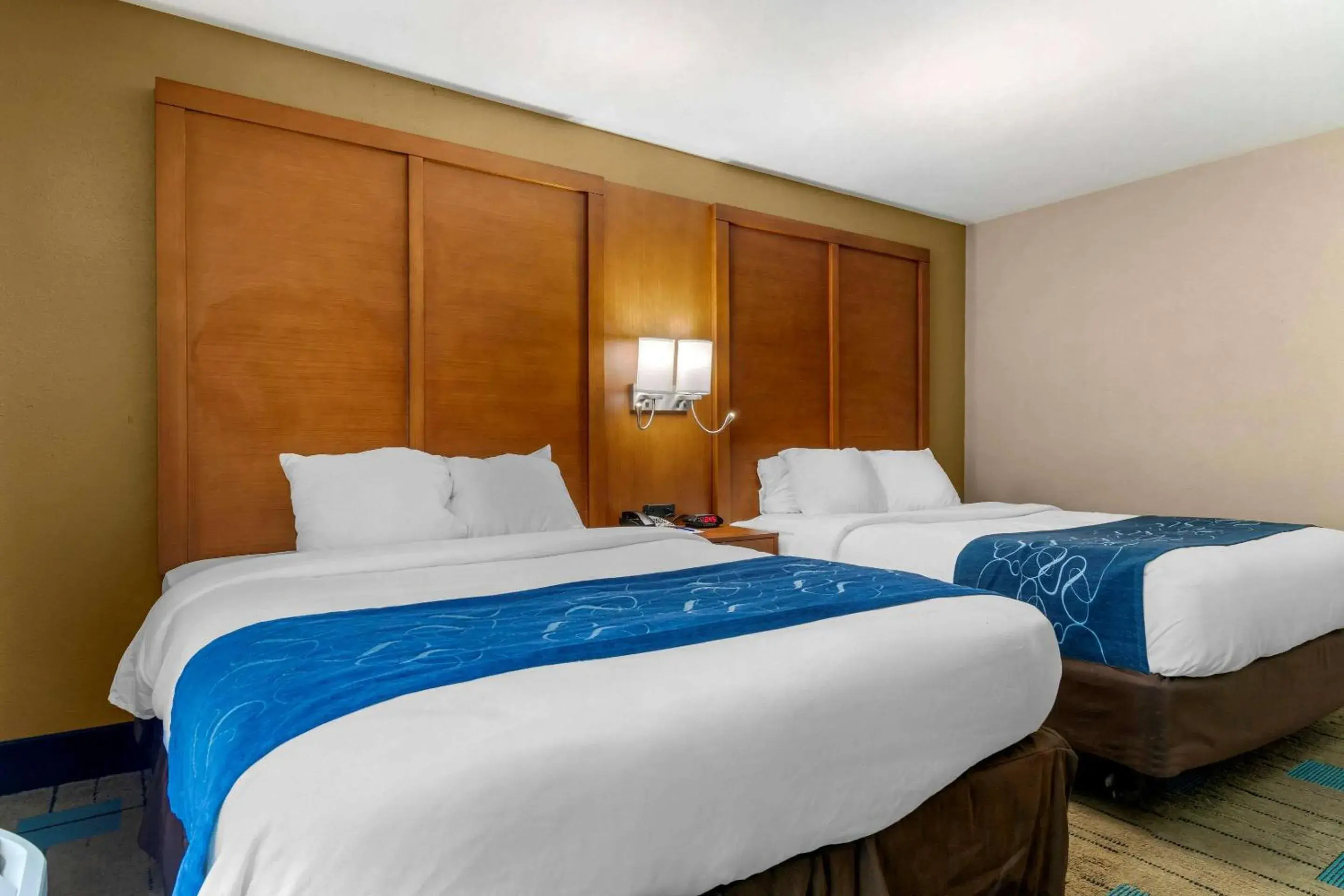 Queen Suite with Two Queen Beds and Accessible Tub - Accessible/Non-Smoking in Comfort Suites near MCAS Beaufort Queen Suite with Two Queen Beds and Accessible Tub - Accessible/Non-Smoking in Comfort Suites near MCAS Beaufort