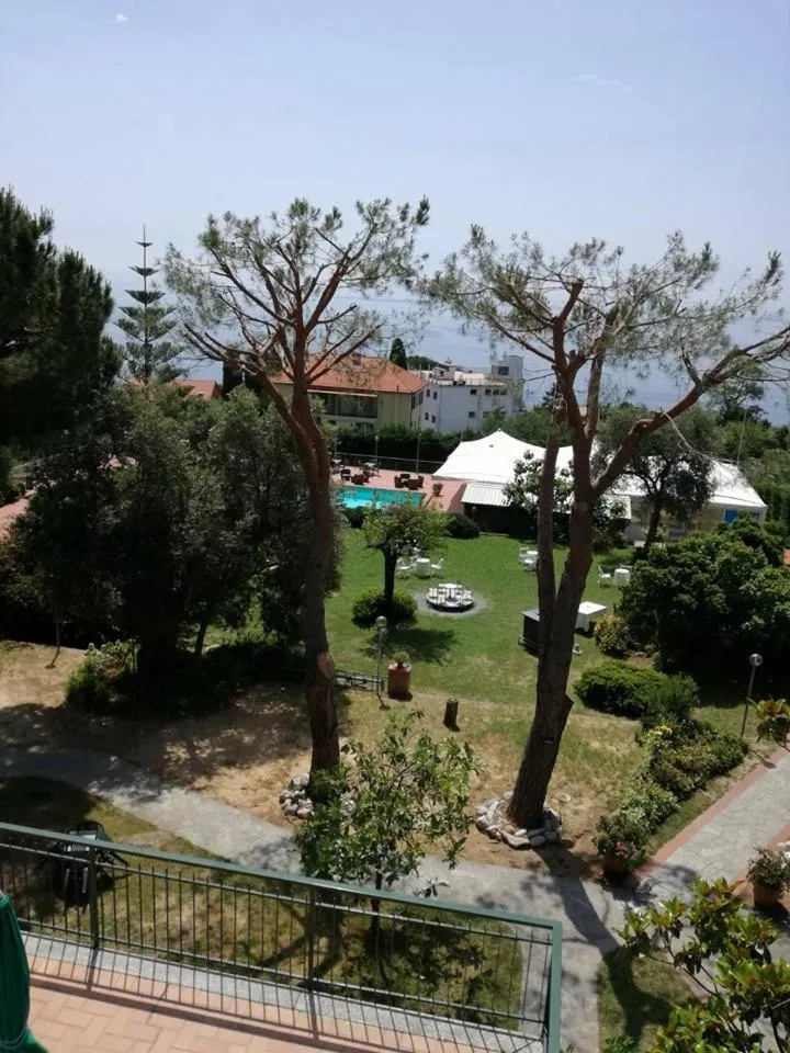 Garden view in Residence la Vignetta