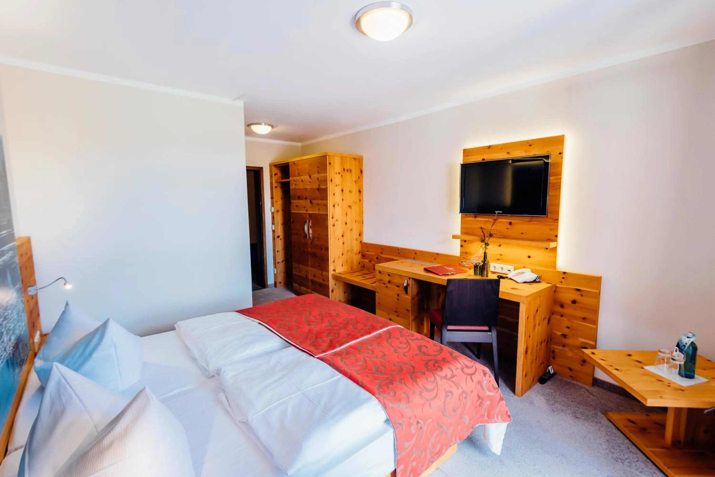 Photo of the whole room, Bed in Erlebnishotel "Zur Schiffsmühle" GmbH