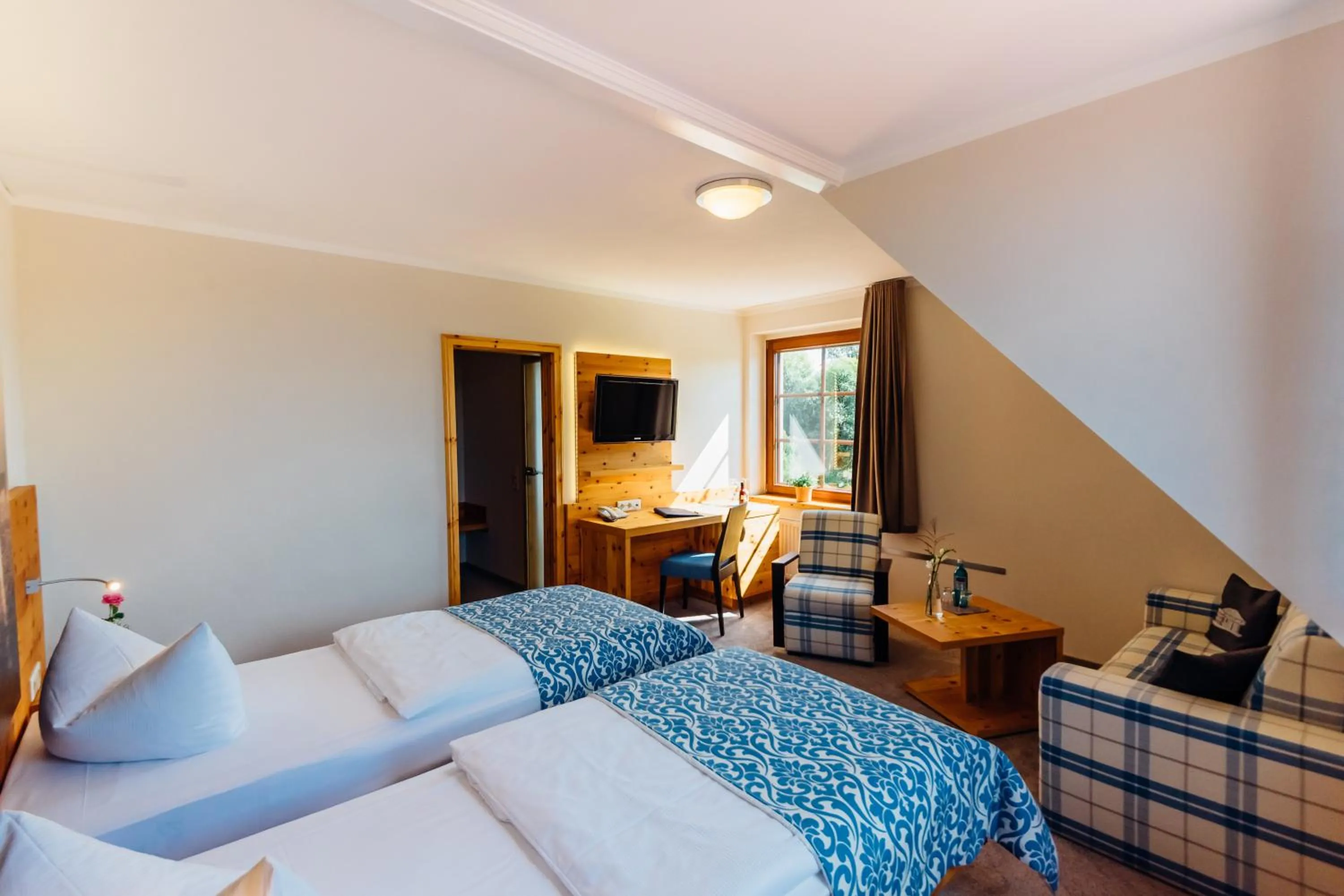 Photo of the whole room, Bed in Erlebnishotel "Zur Schiffsmühle" GmbH