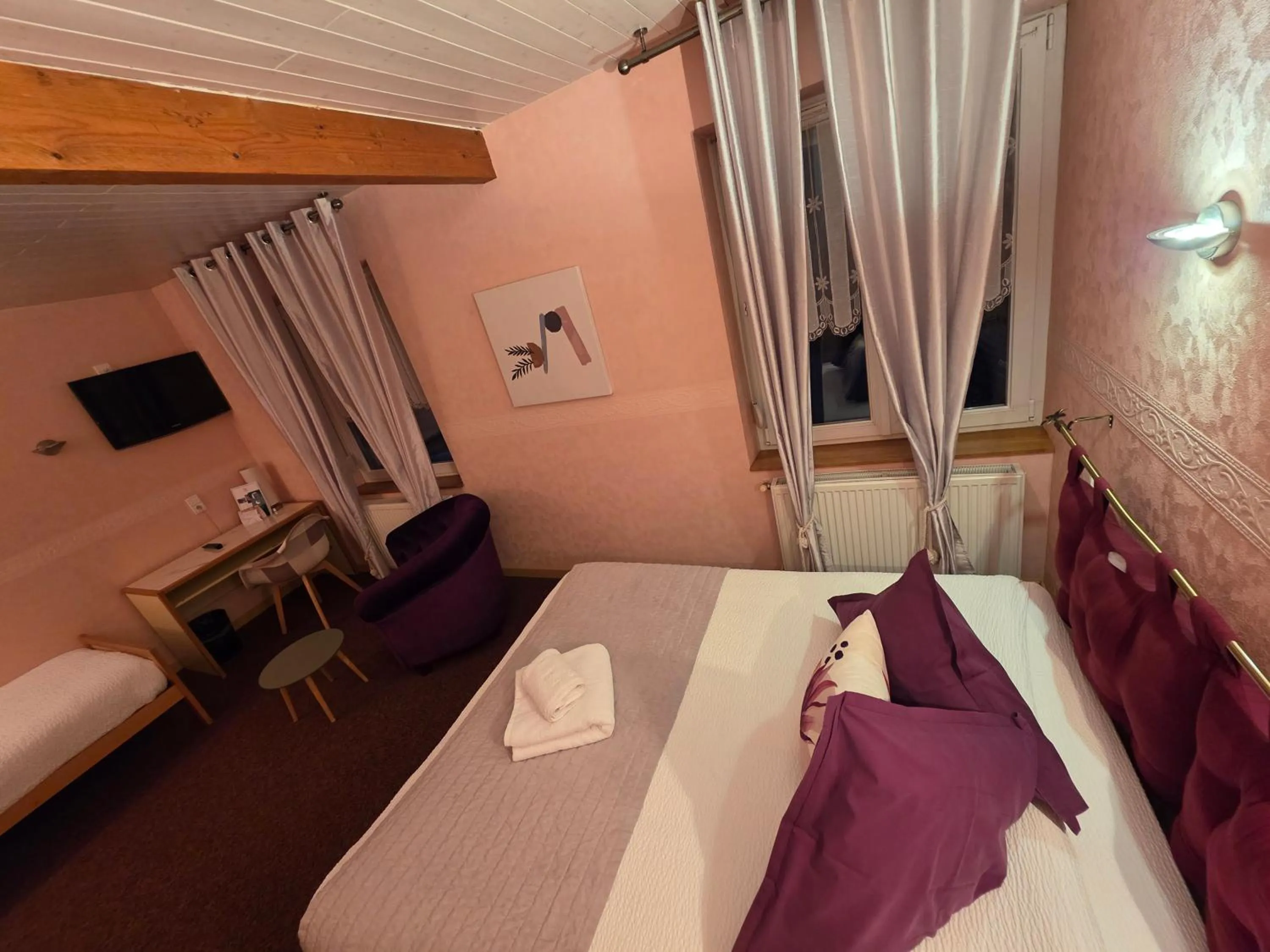 Bed in Relais Vosgien - Hôtel Restaurant "la Table de Sophia"