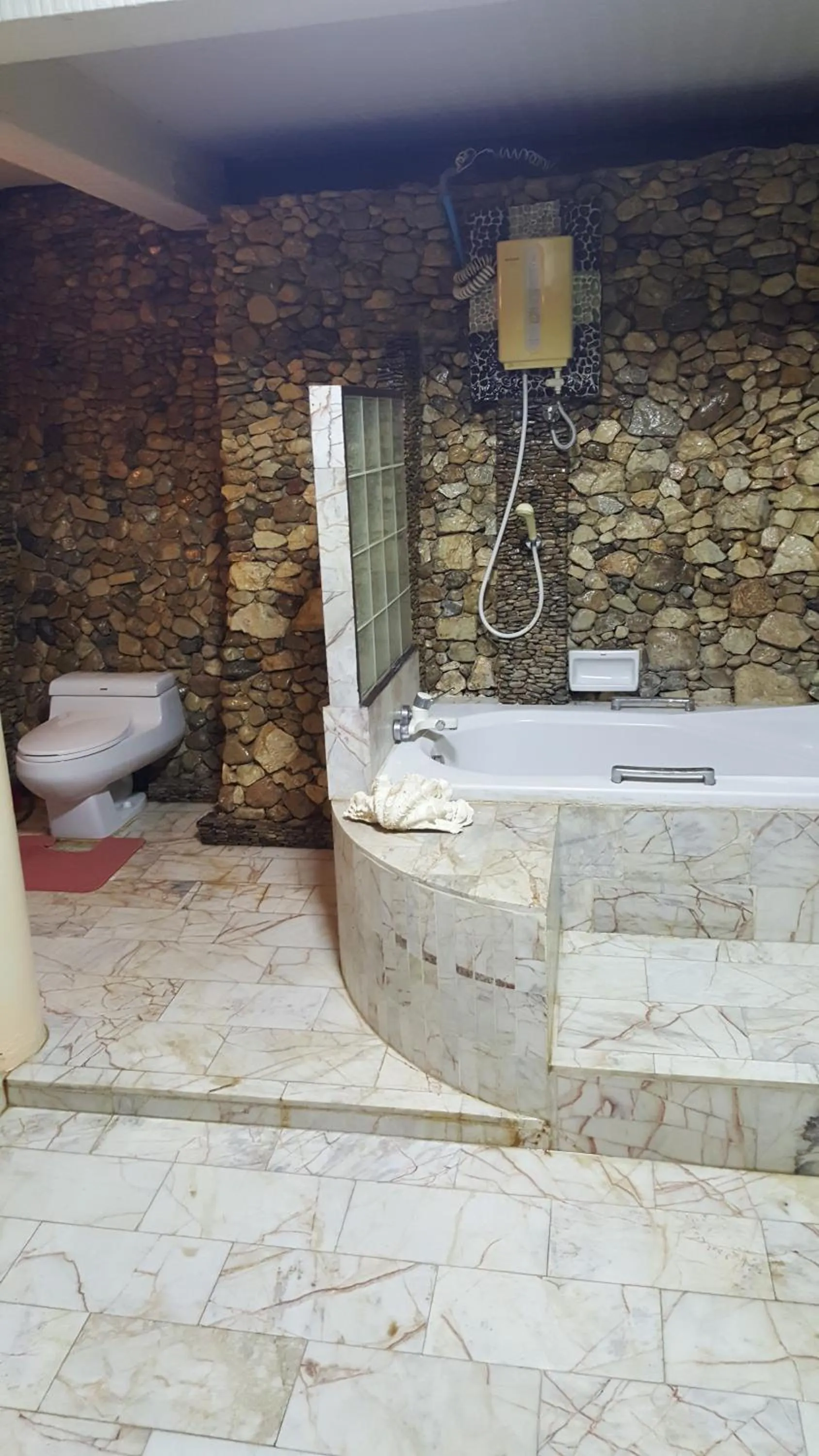 Bathroom in Ratmanee House