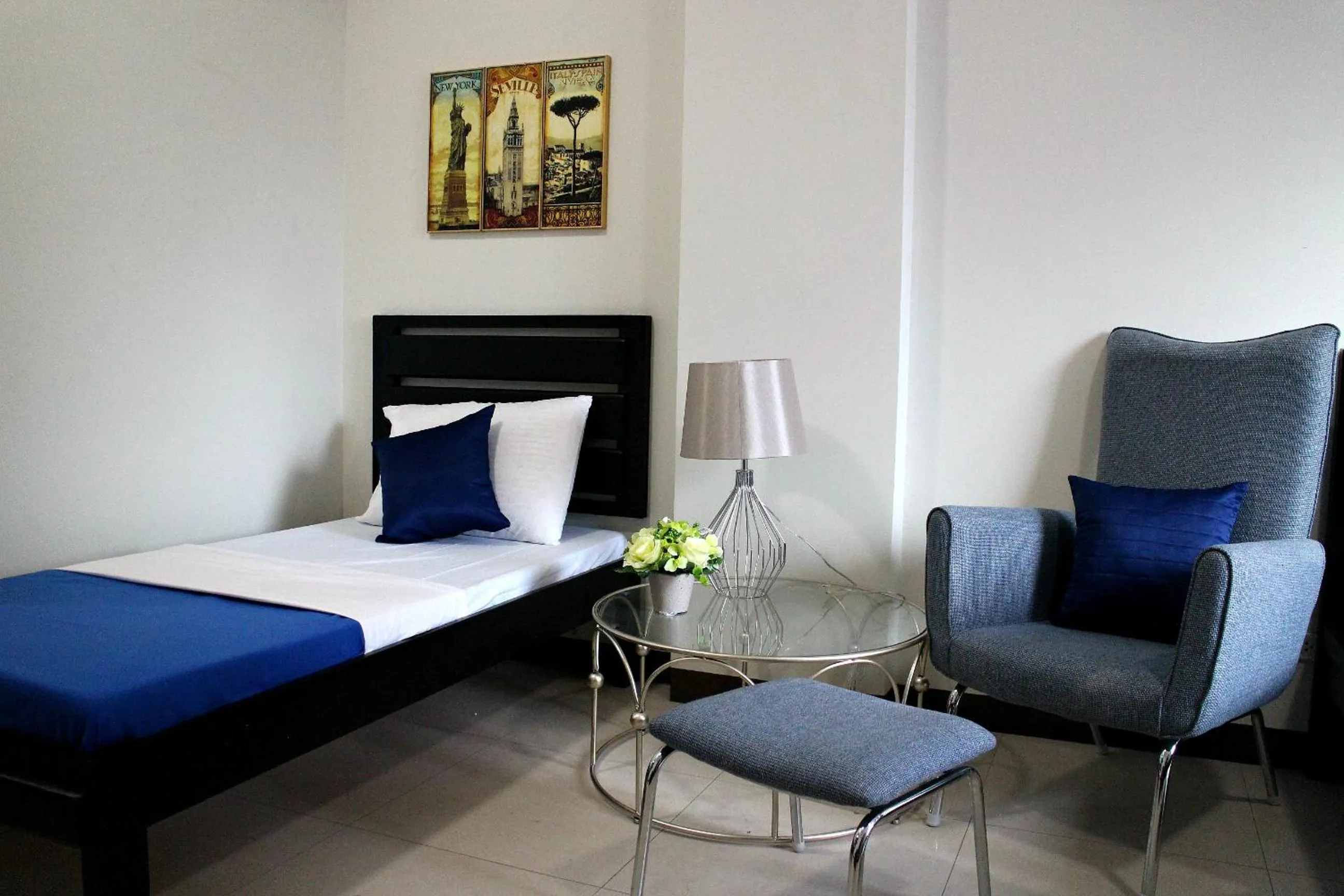 Shower, Bed in Food District Hostel - Ortigas Kapitolyo