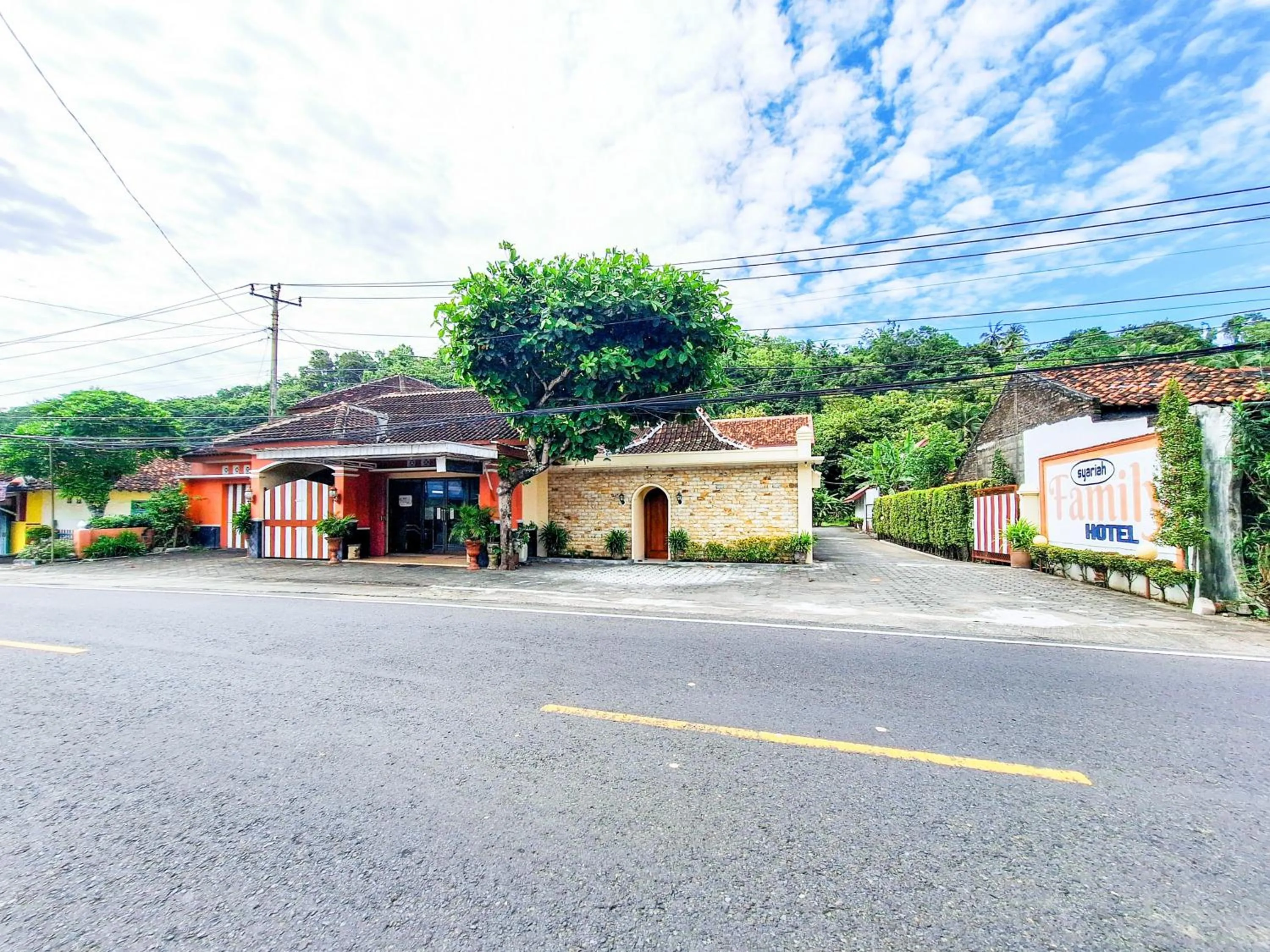 Facade/entrance in Hotel Family Syariah 1 Parangtritis RedPartner