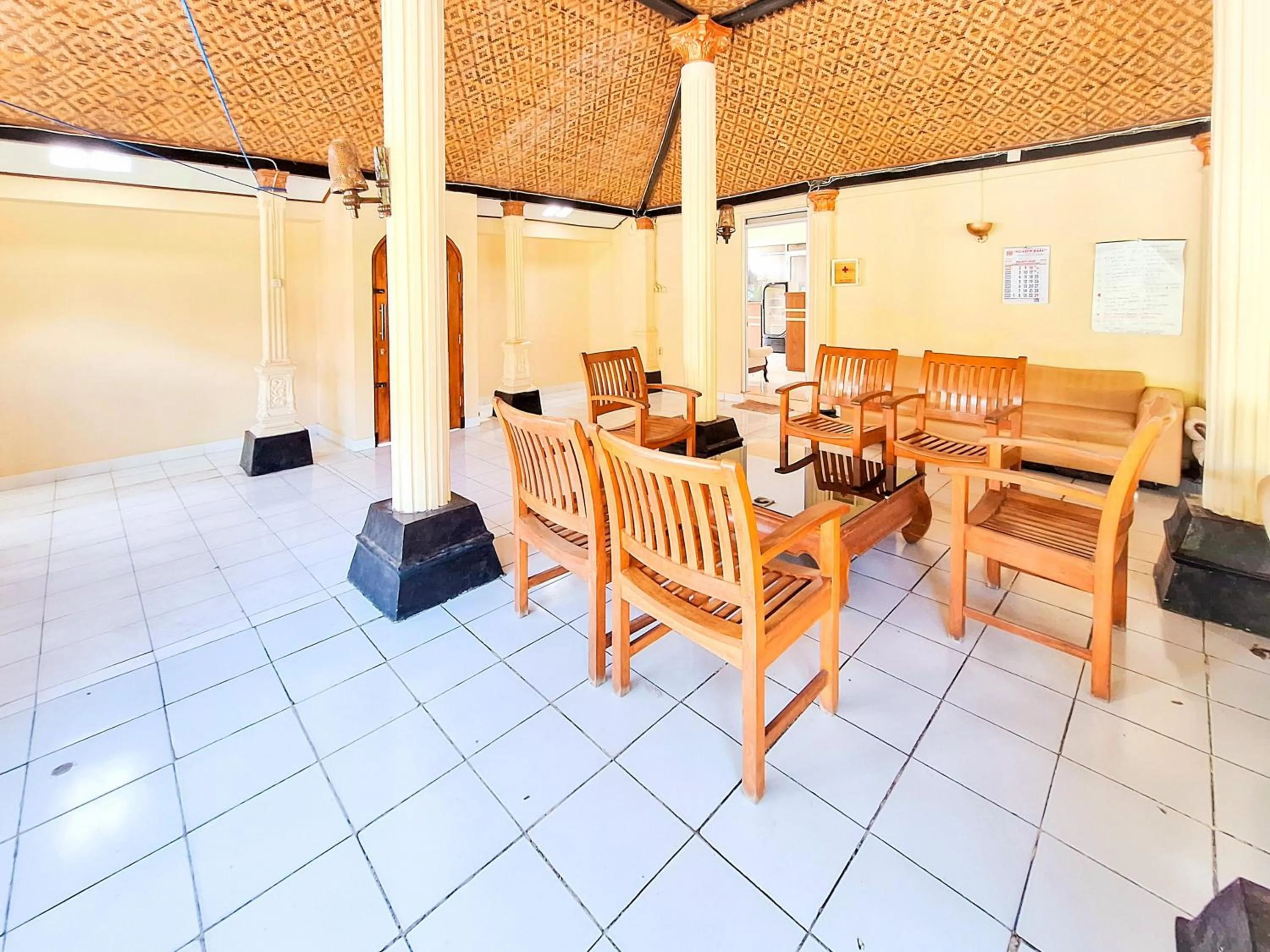 Seating area in Hotel Family Syariah 1 Parangtritis RedPartner