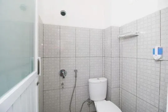 Bathroom in RedDoorz Plus Syariah at Polamas Andalas