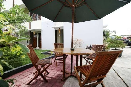 Seating area in RedDoorz Plus Syariah at Polamas Andalas