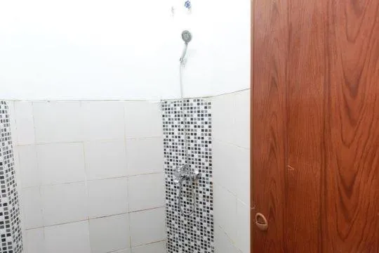 Bathroom in RedDoorz Plus Syariah at Polamas Andalas