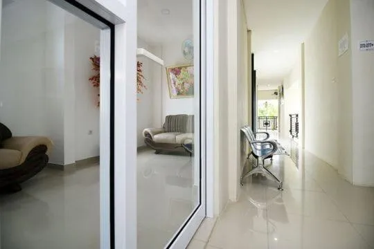 Seating area in RedDoorz Plus Syariah at Polamas Andalas