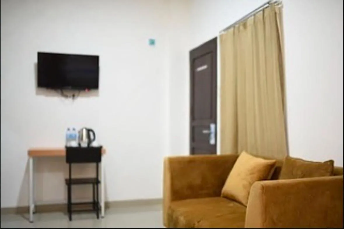 TV and multimedia in RedDoorz Plus Syariah at Polamas Andalas