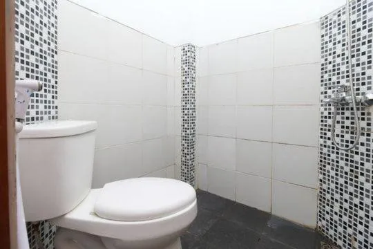 Bathroom in RedDoorz Plus Syariah at Polamas Andalas