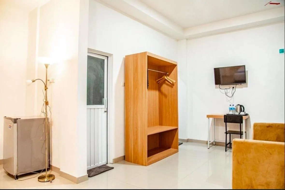 Seating area in RedDoorz Plus Syariah at Polamas Andalas