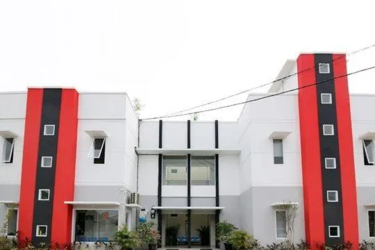 Facade/entrance in RedDoorz Plus Syariah at Polamas Andalas