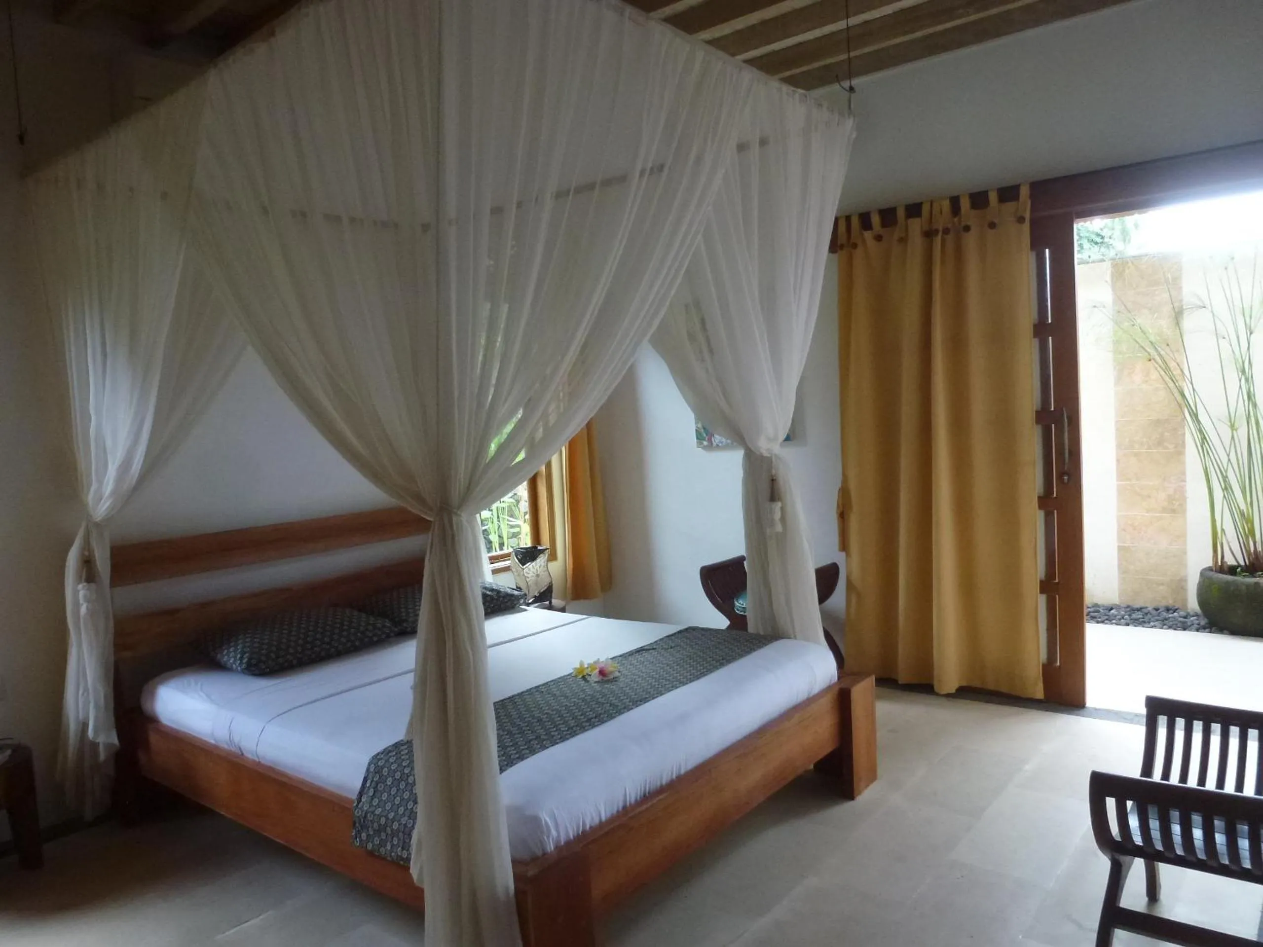 Bed in Two Smiling Buddhas